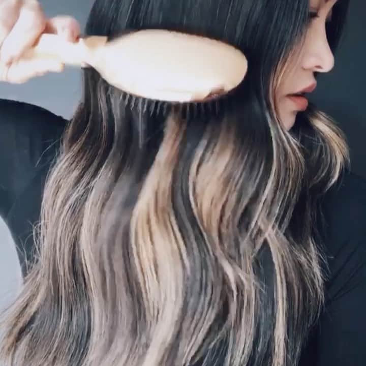 Kristin Essのインスタグラム：「I’m not saying this is the absolute greatest brush of all time, but I’m not NOT saying it either. ☺️」