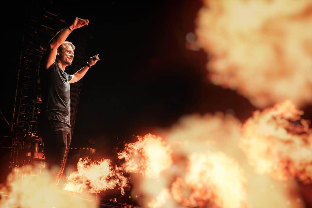 Armin Van Buurenさんのインスタグラム写真 - (Armin Van BuurenInstagram)「Wow Brisbane, you were on 🔥 and me too...🤣 Next stop Sydney」11月30日 9時17分 - arminvanbuuren