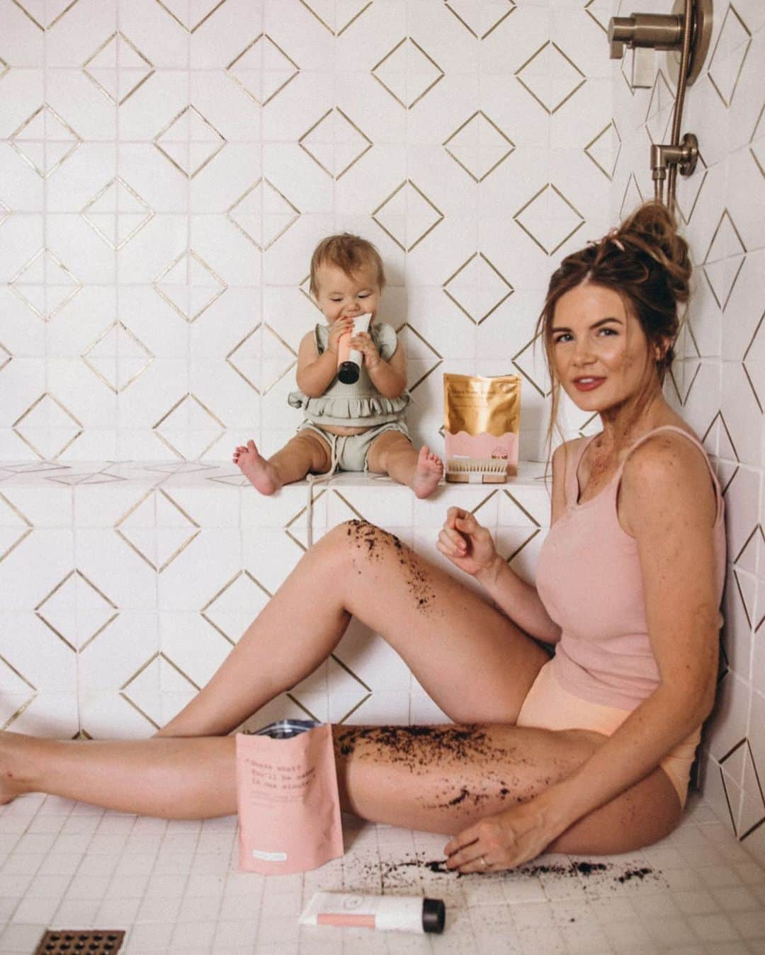 Amber Fillerup Clarkさんのインスタグラム写真 - (Amber Fillerup ClarkInstagram)「I get my frank fix all day long with this ham next to me but now you can get your frank fix with these cute @frank_bod gift sets! Comes with their original coffee scrub (soo good!) and their face scrub and scalp scrub! Sadly it doesn’t come with her giant smile though 😰😉 #ad」11月30日 9時21分 - amberfillerup