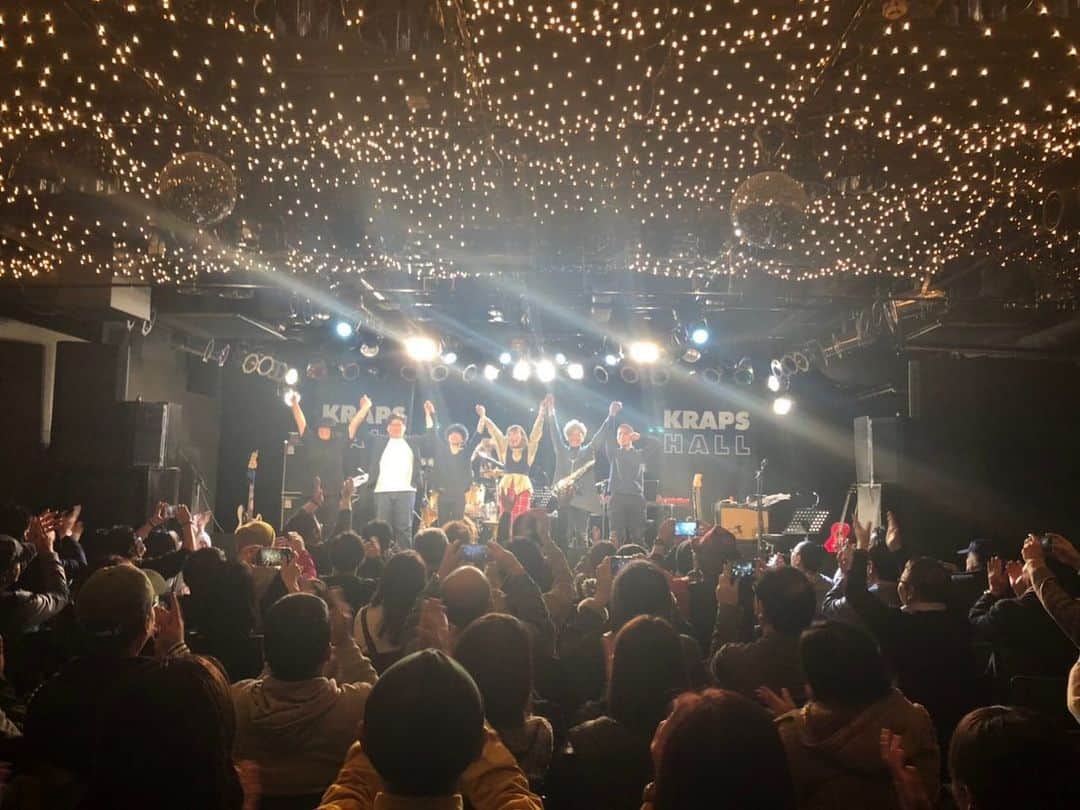 浅井未歩さんのインスタグラム写真 - (浅井未歩Instagram)「2019.11.29  浅井未歩クラップスホールワンマン！ ‪友達がくれた写真！ 最高に楽しかった感じ伝わるかな？ステキなメンバーとあたたかい皆様に囲まれてとっても幸せだった、、！‬ クラウドファンディングをはじめた2019.01から挑戦がはじまり、5月にフルアルバム「涙のさきに」リリース。 それから半年間、道内道外40か所でライブを行い、たくさんの出会いがありました。 その集大成ともいえるライブが昨日のワンマンで、 私的2019年大晦日の気分。笑 これでやっと2019年を終えることができるような気持ちです！ これからたくさん写真アップしていきますが取り急ぎ！‬ 札幌はもちろん、旭川、帯広、函館や遠方からご来場頂きました皆様！ 来れなくても遠くから応援してくれた皆様、いつも欠かさず応援にきてくれる皆様へ、心から感謝申し上げます！ ありがとうございました！ 来年からもよろしくね🥰 . . . ‪#浅井未歩 ‬ ‪#クラップスホール ‬ ‪#ワンマンライブ」11月30日 9時24分 - asaimiho____24