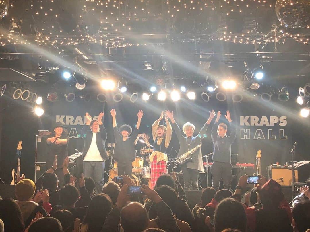 のインスタグラム：「2019.11.29  浅井未歩クラップスホールワンマン！ ‪友達がくれた写真！ 最高に楽しかった感じ伝わるかな？ステキなメンバーとあたたかい皆様に囲まれてとっても幸せだった、、！‬ クラウドファンディングをはじめた2019.01から挑戦がはじまり、5月にフルアルバム「涙のさきに」リリース。 それから半年間、道内道外40か所でライブを行い、たくさんの出会いがありました。 その集大成ともいえるライブが昨日のワンマンで、 私的2019年大晦日の気分。笑 これでやっと2019年を終えることができるような気持ちです！ これからたくさん写真アップしていきますが取り急ぎ！‬ 札幌はもちろん、旭川、帯広、函館や遠方からご来場頂きました皆様！ 来れなくても遠くから応援してくれた皆様、いつも欠かさず応援にきてくれる皆様へ、心から感謝申し上げます！ ありがとうございました！ 来年からもよろしくね🥰 . . . ‪#浅井未歩 ‬ ‪#クラップスホール ‬ ‪#ワンマンライブ」