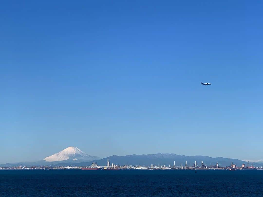 のインスタグラム：「🗻✈︎ #富士山と飛行機 #海ほたる」