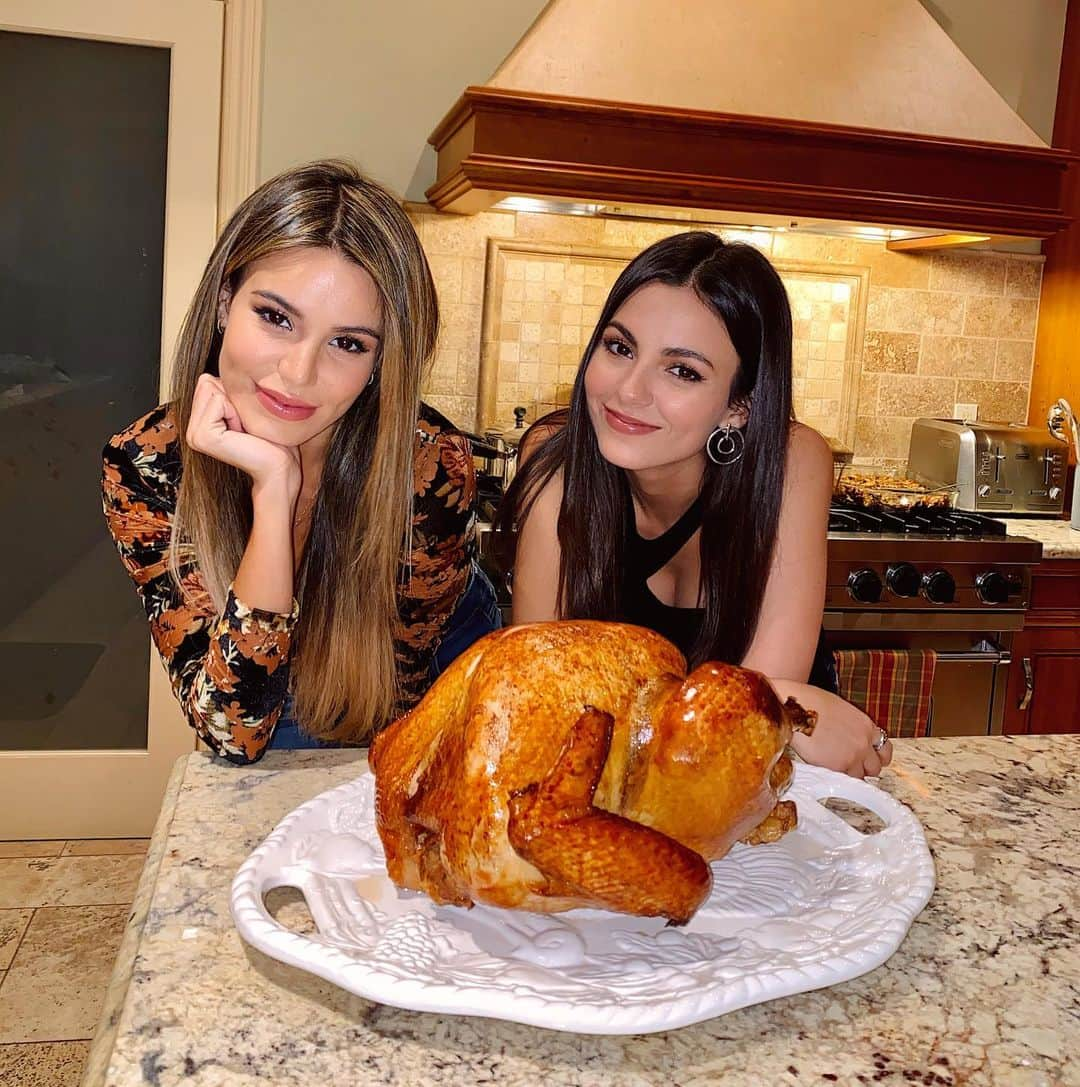 ヴィクトリア・ジャスティスさんのインスタグラム写真 - (ヴィクトリア・ジャスティスInstagram)「I hope everybody had a lovely Thanksgiving yesterday! Grateful for the girl next to me, my sis @themadgrace . Grateful for each of you!!! Sending all my ❤️. Have a great weekend !」11月30日 9時30分 - victoriajustice