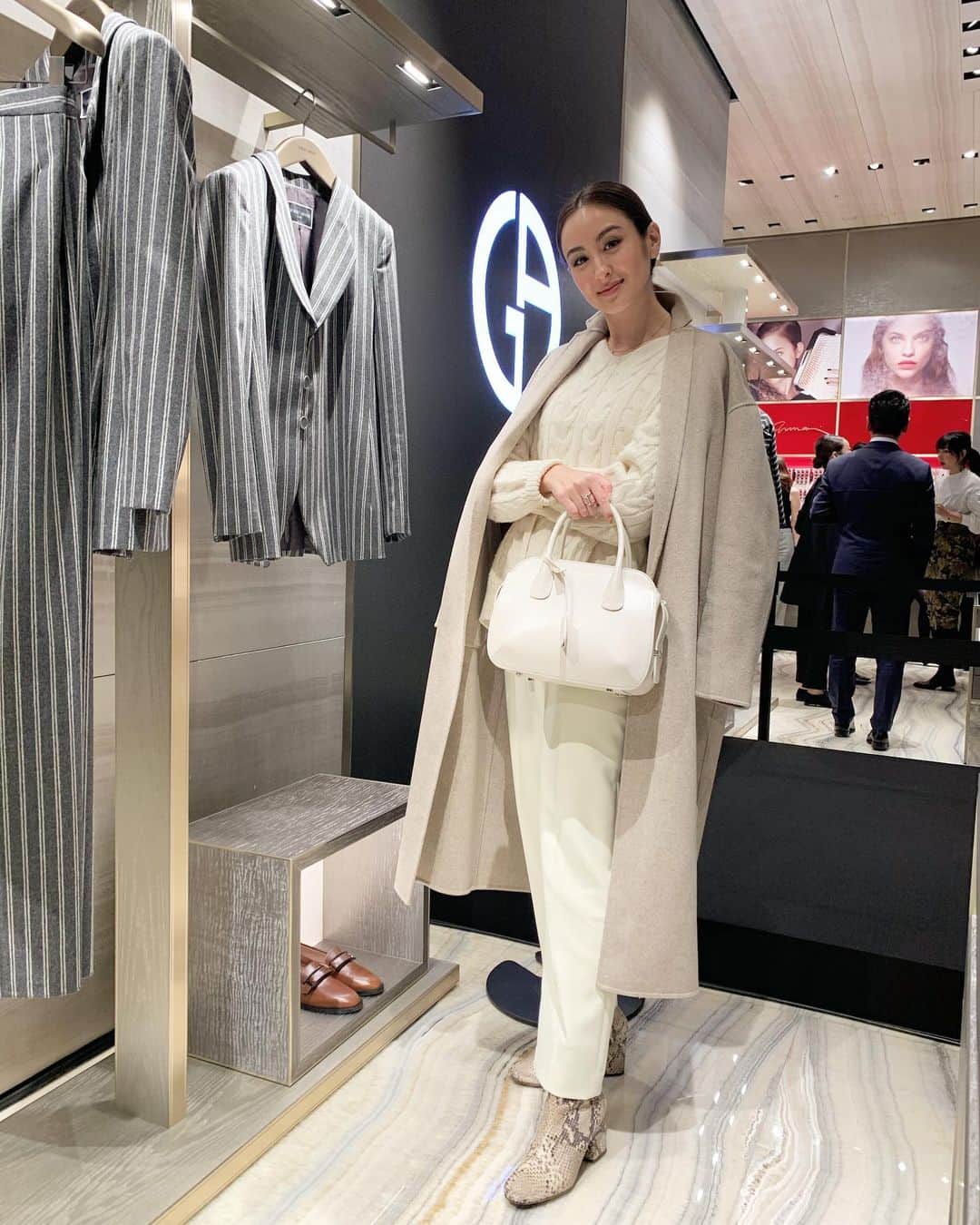 オードリー亜谷香のインスタグラム：「Thanks for having me @armani ! It was so cool to see your new La Prima bag #GALaPrima」