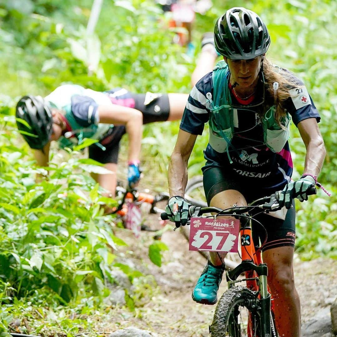 ローラ・マリノさんのインスタグラム写真 - (ローラ・マリノInstagram)「✨JOUR 2✨ 20km de VTT hier dans les bananeraies de Saint-Pierre sur un terrain bien glissant et pas très roulant ! 👊🏻💥2èmes avec mes coéquipières de choc @nathsimofficiel et @ophedavid : de la cohésion, des émotions folles, beaucoup d’amour 😍, de la boue, des 🚲 partout, des bananes 🍌, de la sueur 💦... et une belle chute presque passée inaperçue sur la dernière photo 😂 . Merci @raiddesalizes @martiniquetourisme pour le parcours, l’organisation... et les belles photos 😍 . @salomonrunning . #raiddesalizes2019 #lesportcestlavie #sportpourelles #martinique #raid #vtt」11月30日 9時37分 - _lauramarino