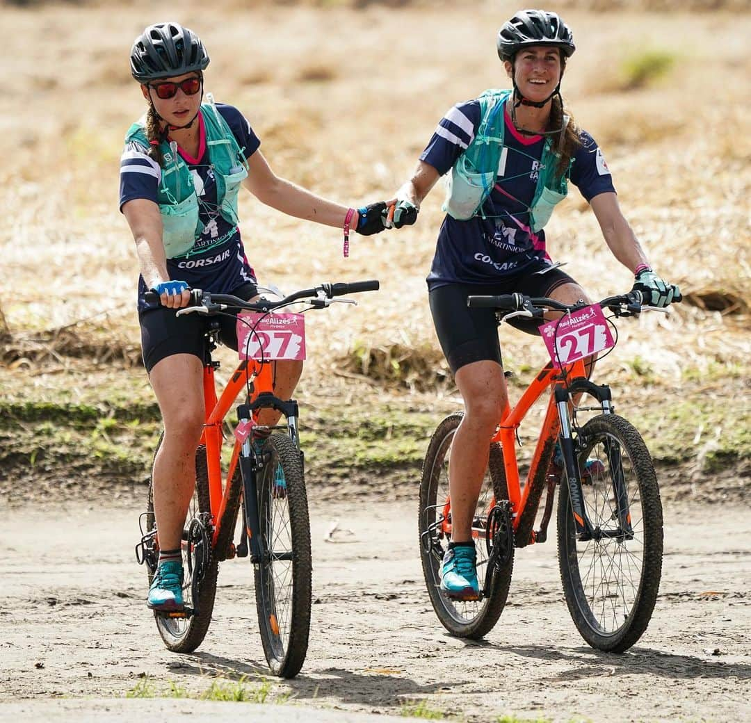 ローラ・マリノさんのインスタグラム写真 - (ローラ・マリノInstagram)「✨JOUR 2✨ 20km de VTT hier dans les bananeraies de Saint-Pierre sur un terrain bien glissant et pas très roulant ! 👊🏻💥2èmes avec mes coéquipières de choc @nathsimofficiel et @ophedavid : de la cohésion, des émotions folles, beaucoup d’amour 😍, de la boue, des 🚲 partout, des bananes 🍌, de la sueur 💦... et une belle chute presque passée inaperçue sur la dernière photo 😂 . Merci @raiddesalizes @martiniquetourisme pour le parcours, l’organisation... et les belles photos 😍 . @salomonrunning . #raiddesalizes2019 #lesportcestlavie #sportpourelles #martinique #raid #vtt」11月30日 9時37分 - _lauramarino