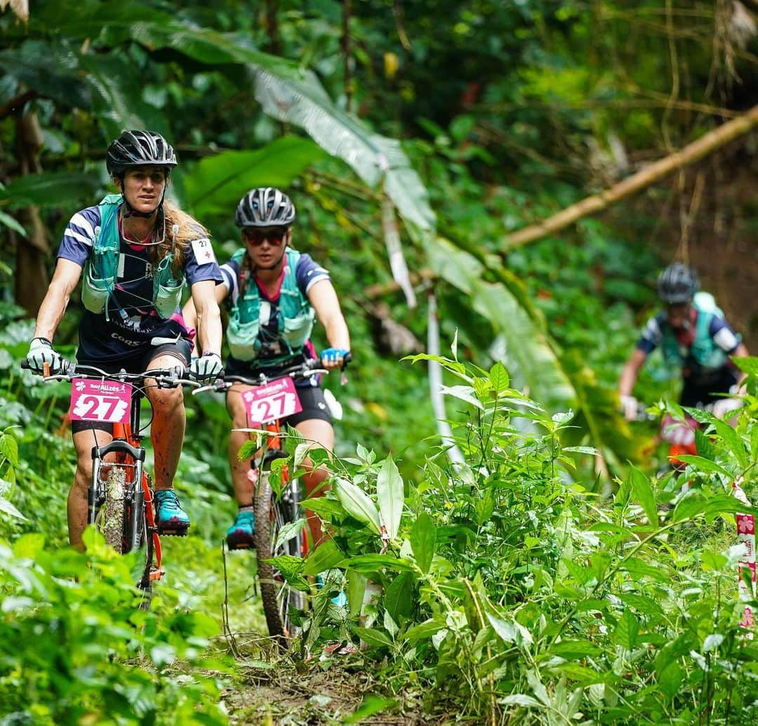 ローラ・マリノさんのインスタグラム写真 - (ローラ・マリノInstagram)「✨JOUR 2✨ 20km de VTT hier dans les bananeraies de Saint-Pierre sur un terrain bien glissant et pas très roulant ! 👊🏻💥2èmes avec mes coéquipières de choc @nathsimofficiel et @ophedavid : de la cohésion, des émotions folles, beaucoup d’amour 😍, de la boue, des 🚲 partout, des bananes 🍌, de la sueur 💦... et une belle chute presque passée inaperçue sur la dernière photo 😂 . Merci @raiddesalizes @martiniquetourisme pour le parcours, l’organisation... et les belles photos 😍 . @salomonrunning . #raiddesalizes2019 #lesportcestlavie #sportpourelles #martinique #raid #vtt」11月30日 9時37分 - _lauramarino