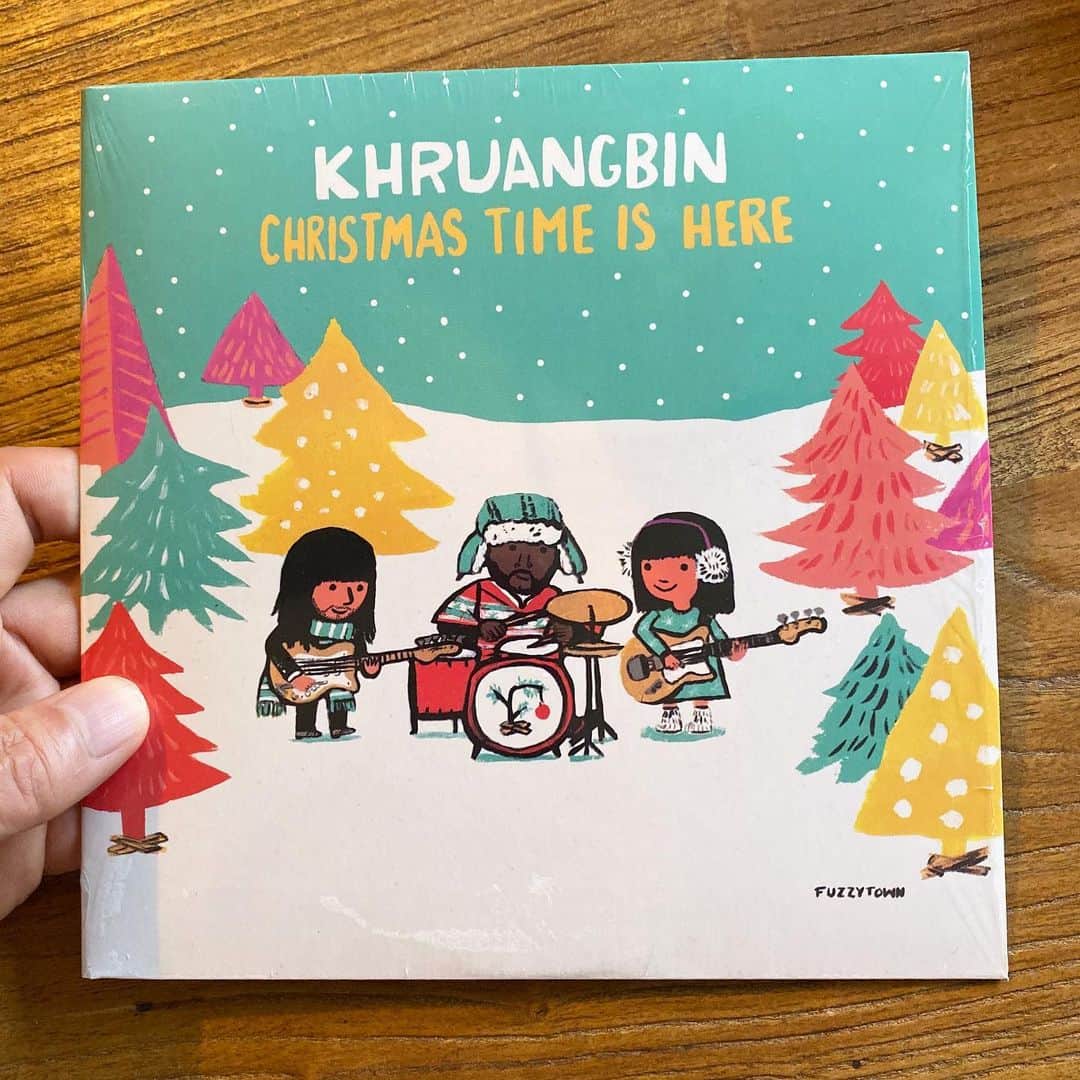 のインスタグラム：「去年からスタンダードになったクルアンビンのクリスマスレコード。PEANUTSの「Christmas Time is Here」のメロウなカバー。いよいよ明日からディセンバー。 #朝一番に聴くレコード」