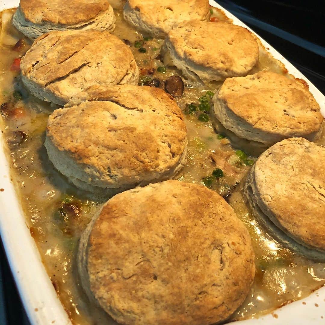 ヒューバートのインスタグラム：「ERMAHGAHD, this deserves a post for itself. Made biscuits and chicken stock from scratch to create this monstrosity: BISCUITS TOPPED CHICKEN POT PIE!@&$ #happythanksgiving」