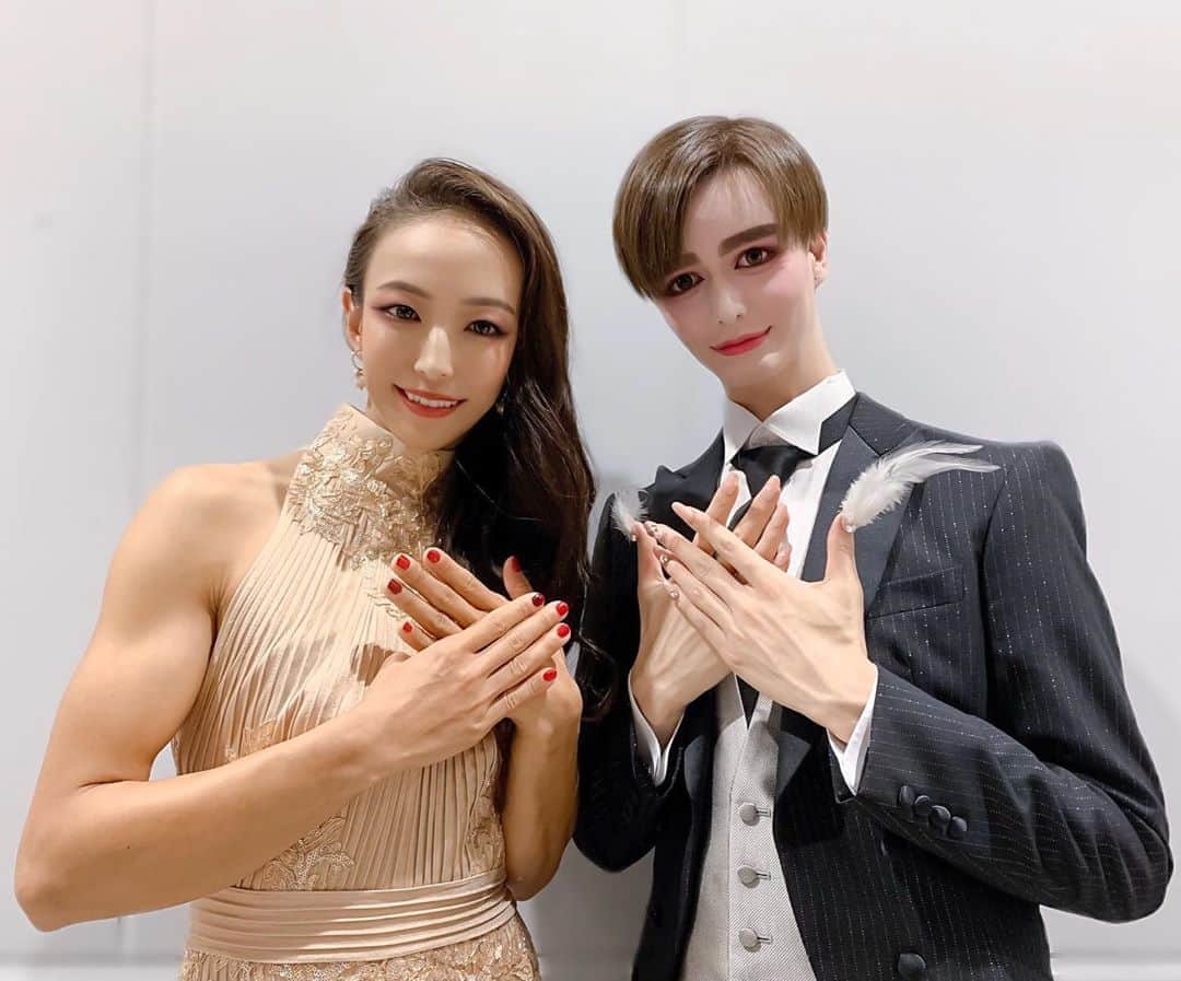 野口啓代のインスタグラム：「Who am I ⁉️ Took a photo with famous celebrity in Japan. It’s popular among young generations to modify pics!* * A technology is way advanced...lol ———————————— みてみて〜‼️ わたしも流行りのmatt化〜👼🏻🎀 * * 先日のネイルクイーンの授賞式でお会いした @mattkuwata_official2018 さんにお写真を撮って頂き•••まるで別人に変身しましたっ😳🤭😂💄 プリクラとかsnowは経験あるけど、こんなに加工したのってはじめて〜‼️ matt様、素敵な経験をさせて頂きありがとうございます☺️🙏🏻🌹* * * #噂の #matt化 #👼🏻 #残念ながら #腕は加工されず  #自前でお届けしております #😂」
