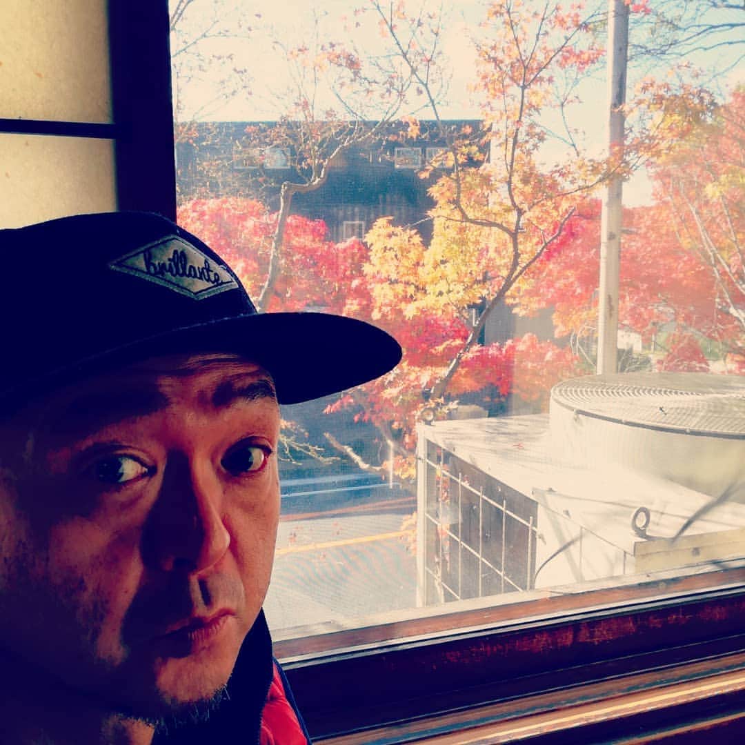 松本隆博さんのインスタグラム写真 - (松本隆博Instagram)「。 みなおは～ 昨日夜は倉敷の竹清のうどん、 今日朝は讃岐本場の高松、 わら家のうどんを食す。 綺麗な紅葉を見ながらほんと サイコーだわ(^o^)/ 今日明日は素晴らしいLIVE が出来ると確信する♪ ～人生遊歩道～  いやぁしゃあわせだ。 ヽ(^o^)丿」11月30日 9時57分 - takam0210