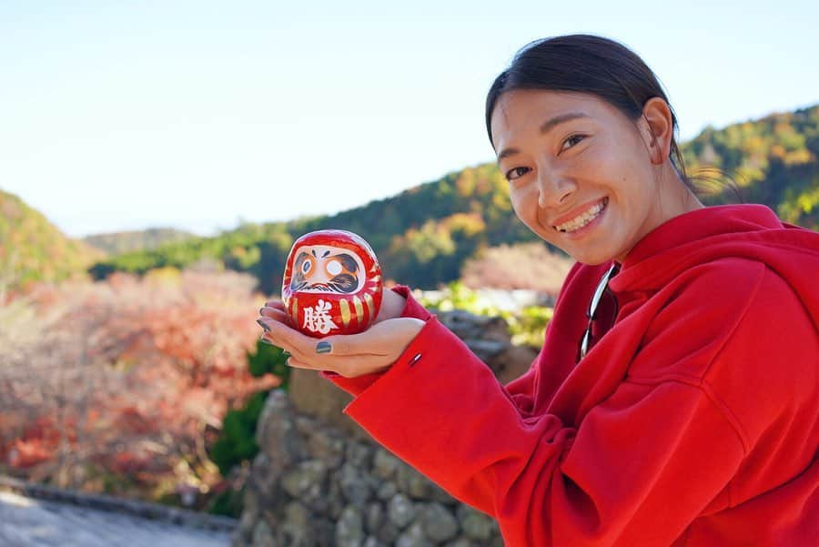 坂口由里香さんのインスタグラム写真 - (坂口由里香Instagram)「今シーズンもたくさんの応援やサポート ありがとうございました😌 来シーズンに向けて 大阪にある勝尾寺に行ってきました🍁 だるまがあちこちにいて、とても素敵なお寺でした😆 来シーズンもひとつひとつ頑張りますので 引き続き応援よろしくお願いします！！ . . #大樹グループ #ファイテン株式会社(@phiten_official ) #シエスタ (@yukasiesta ) #ユサナ #USANAathlete #TeamUSANA (@usana_inc @usanajapan @usanaathletes ) #アグレッシブデザイン(@aggressive_design.official ) #アスリチューン (@athletune ) #ドクターエビーゼ #ベアハグ . #ビーチバレー #アスリート #スポーツ #大阪 #勝尾寺 #日本 #紅葉 #だるま  #beachvolleyball #athlete #sports #osaka #katsuoji #japan」11月30日 9時58分 - yurika_sakaguchi