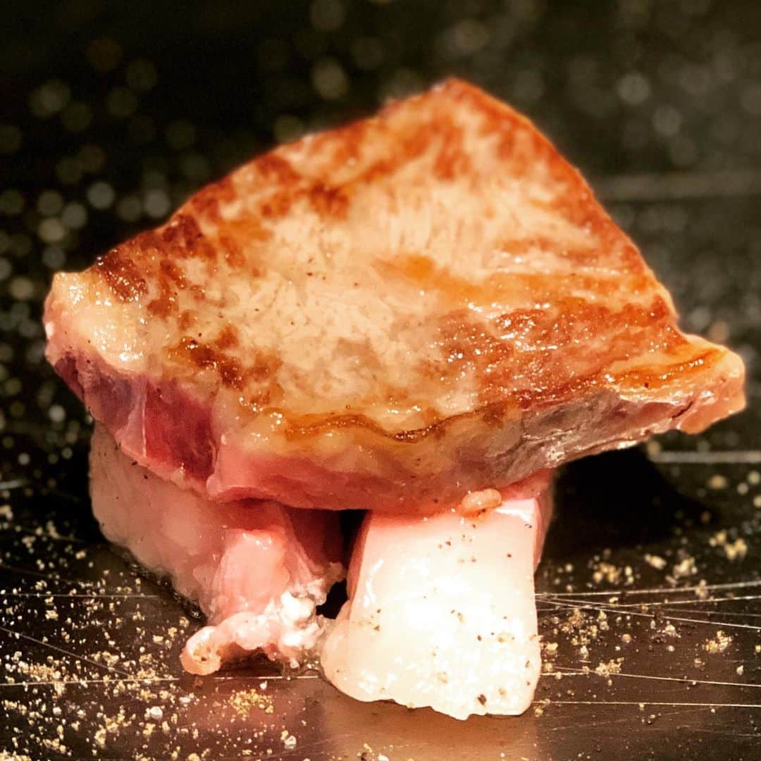 鈴木央紹のインスタグラム：「11月29日 いい肉、焼いていただきました。 赤身は脂身の上でじっくりと。 #いい肉の日 #サーロイン #脂身を焦がし醤油でニンニクと焼いてもらう　#ヒサログ」