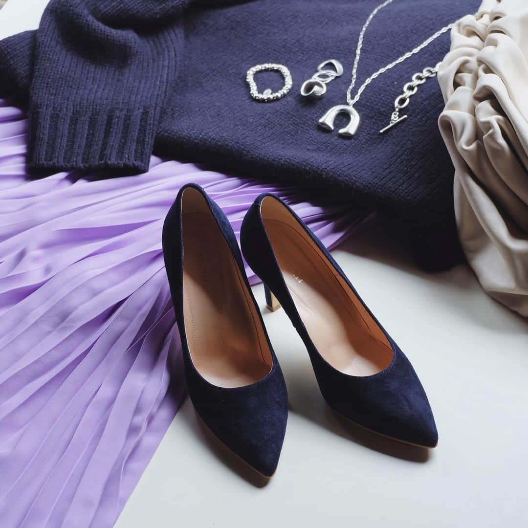 j.chikaさんのインスタグラム写真 - (j.chikaInstagram)「♡﻿ ﻿ navy × lavender💜﻿ おろしたて…﻿ ネイビーのパンプスから決めたコーデ﻿ ﻿ ﻿ 化粧品会社のアテニアと﻿ リーガルコーポレーションの﻿ コラボパンプスです👠﻿ ﻿ ﻿ このパンプス✨﻿ おろしたてから気持ちいい！﻿ ﻿ ﻿ しっかりホールド感あり、インソールはフワフワ、足全体を優しく包み込んでくれて、どこも痛くないし、7.5cmヒールでもグラグラせず、グングン歩けました♡﻿ ﻿ ﻿ 熟練の職人さんが一足一足、時間をかけて木型に馴染ませているんだそう👏🏻😍✨﻿ ﻿ ﻿ 返品・交換は無料で対応してくださるなんて﻿ 良心的ですね♡  ストーリーから飛べるようにしました。 ぜひチェックしてみてね😊﻿ ﻿ ﻿ ﻿ pumps…#attenir#アテニア﻿ knit…#gu @gu_global﻿ gaucho…#sysorus @sysorus.select﻿ tights…#falke @falke  bag…#newbottega @newbottega﻿ ﻿ ﻿ ﻿ #アテニアパンプス#アテニアコレクション﻿ #端麗コンフォートパンプス#パンプス#パンプスコーデ#attenir_PR﻿ ﻿」11月30日 9時59分 - chikako.hongo