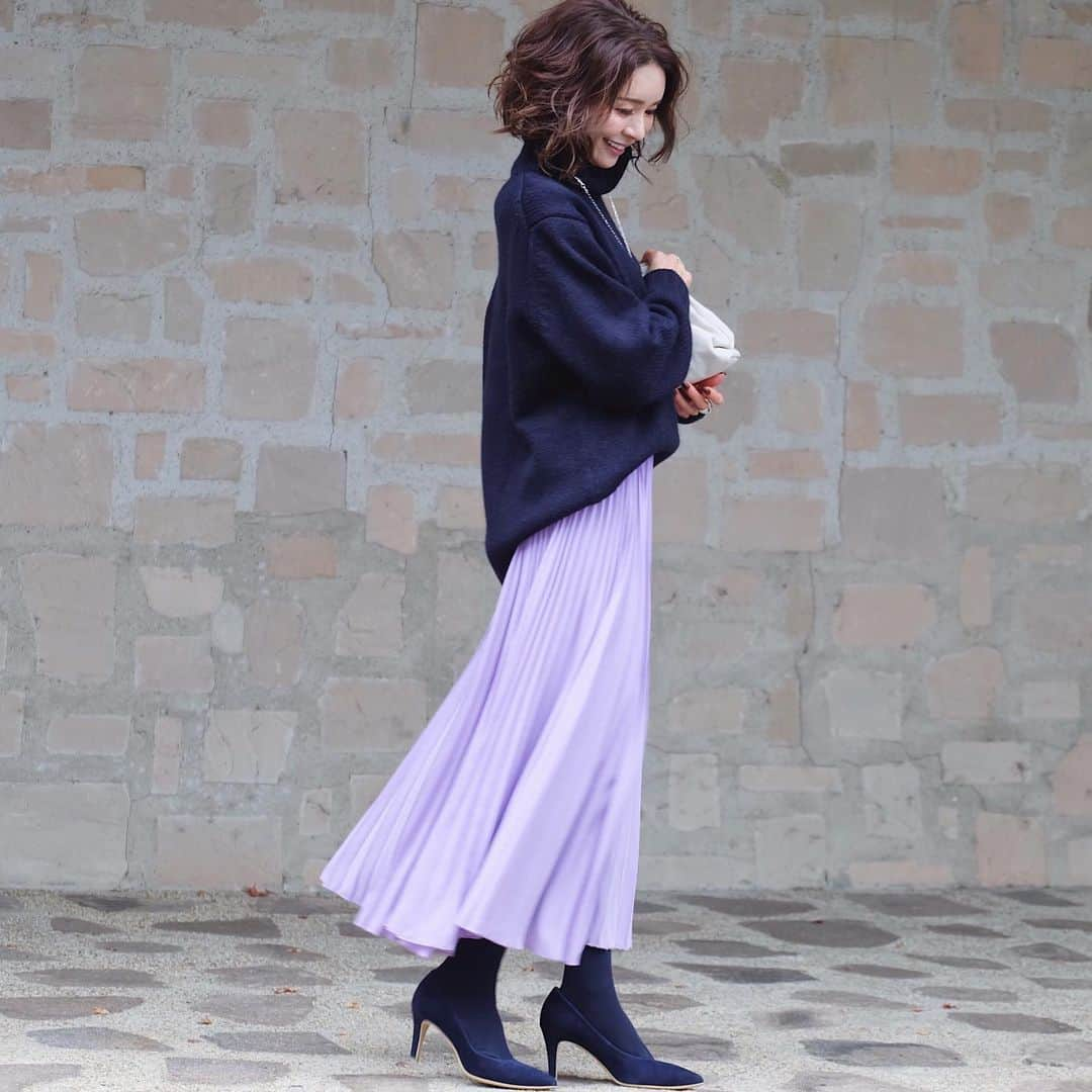 j.chikaさんのインスタグラム写真 - (j.chikaInstagram)「♡﻿ ﻿ navy × lavender💜﻿ おろしたて…﻿ ネイビーのパンプスから決めたコーデ﻿ ﻿ ﻿ 化粧品会社のアテニアと﻿ リーガルコーポレーションの﻿ コラボパンプスです👠﻿ ﻿ ﻿ このパンプス✨﻿ おろしたてから気持ちいい！﻿ ﻿ ﻿ しっかりホールド感あり、インソールはフワフワ、足全体を優しく包み込んでくれて、どこも痛くないし、7.5cmヒールでもグラグラせず、グングン歩けました♡﻿ ﻿ ﻿ 熟練の職人さんが一足一足、時間をかけて木型に馴染ませているんだそう👏🏻😍✨﻿ ﻿ ﻿ 返品・交換は無料で対応してくださるなんて﻿ 良心的ですね♡  ストーリーから飛べるようにしました。 ぜひチェックしてみてね😊﻿ ﻿ ﻿ ﻿ pumps…#attenir#アテニア﻿ knit…#gu @gu_global﻿ gaucho…#sysorus @sysorus.select﻿ tights…#falke @falke  bag…#newbottega @newbottega﻿ ﻿ ﻿ ﻿ #アテニアパンプス#アテニアコレクション﻿ #端麗コンフォートパンプス#パンプス#パンプスコーデ#attenir_PR﻿ ﻿」11月30日 9時59分 - chikako.hongo