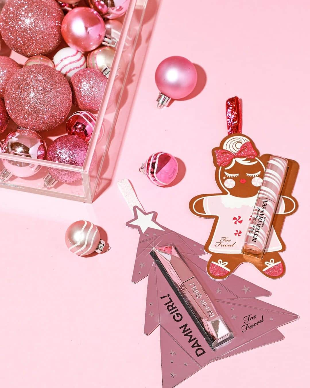 Too Facedさんのインスタグラム写真 - (Too FacedInstagram)「The perfect addition to your tree, or their stocking 🎄 Our #tfdamngirl & #betterthansex mascara ornaments make the ultimate gift for any makeup lover. 💖 #toofaced」11月30日 10時00分 - toofaced