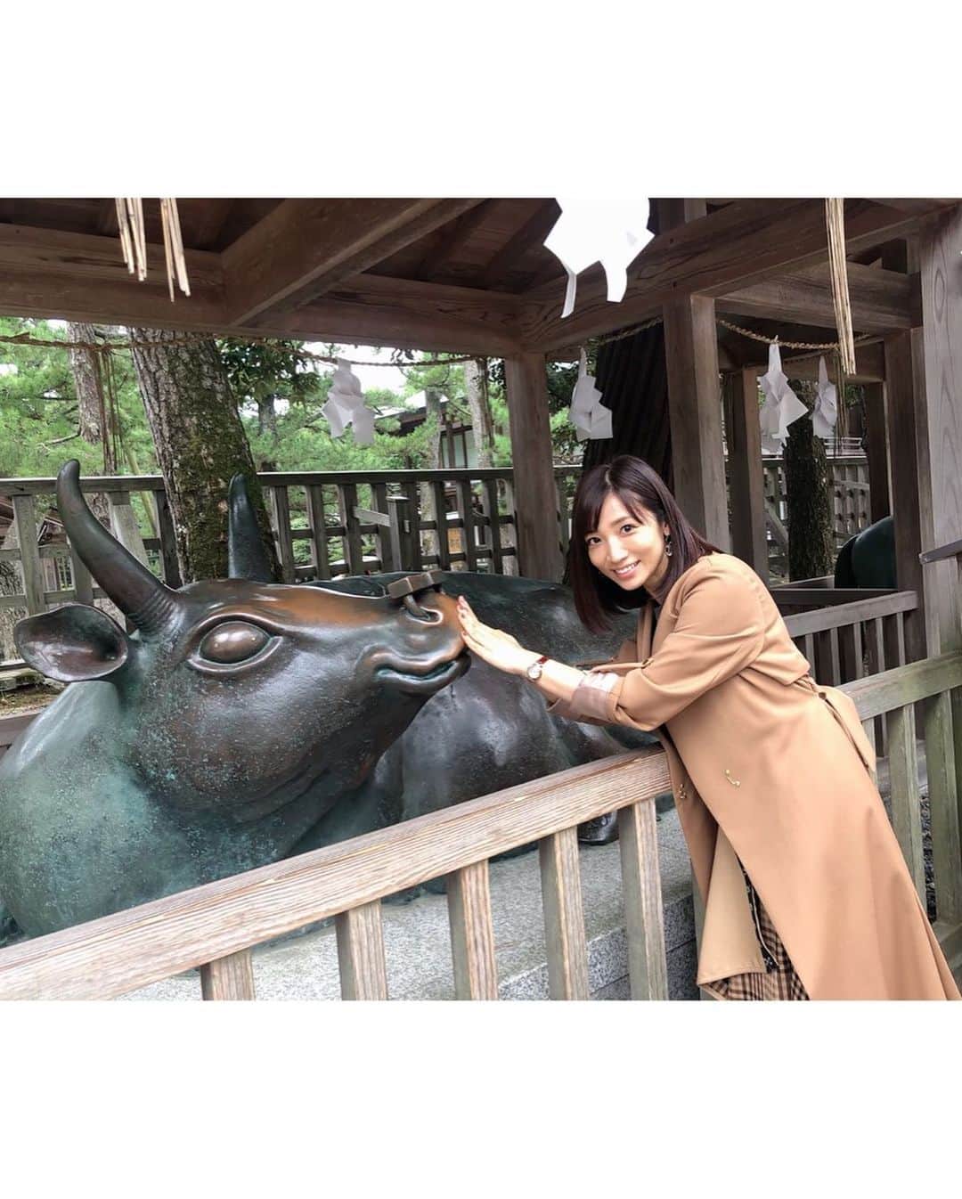 内田敦子さんのインスタグラム写真 - (内田敦子Instagram)「﻿ 先月訪れた出雲大社にて。﻿ ﻿ 境内御垣内の出入口にあたる﻿ 銅鳥居をくぐった脇に、﻿ 「神馬(しんめ)」「神牛(しんぎゅう)」という﻿ 銅製の馬と牛の像が﻿ お祀りされています🐎🐄﻿ ﻿ 「神馬」は頭を撫でると﻿ 子宝を授かる安産のご利益があるようです。﻿ (今のところ産む予定はありませんが…。笑)﻿ ﻿ 「神牛」は学力がアップすると﻿ いわれているようです。﻿ (急に偏差値上がんないかな…👩‍🏫)﻿ ﻿ 母と旅した出雲大社の写真、﻿ 載せてないものばかりだったので﻿ ふと思いついてUPいたしました✨﻿ ﻿ #出雲大社 #神馬 #神牛 #母娘 #開運 #旅行﻿」11月30日 10時08分 - atsuko_uchida1205