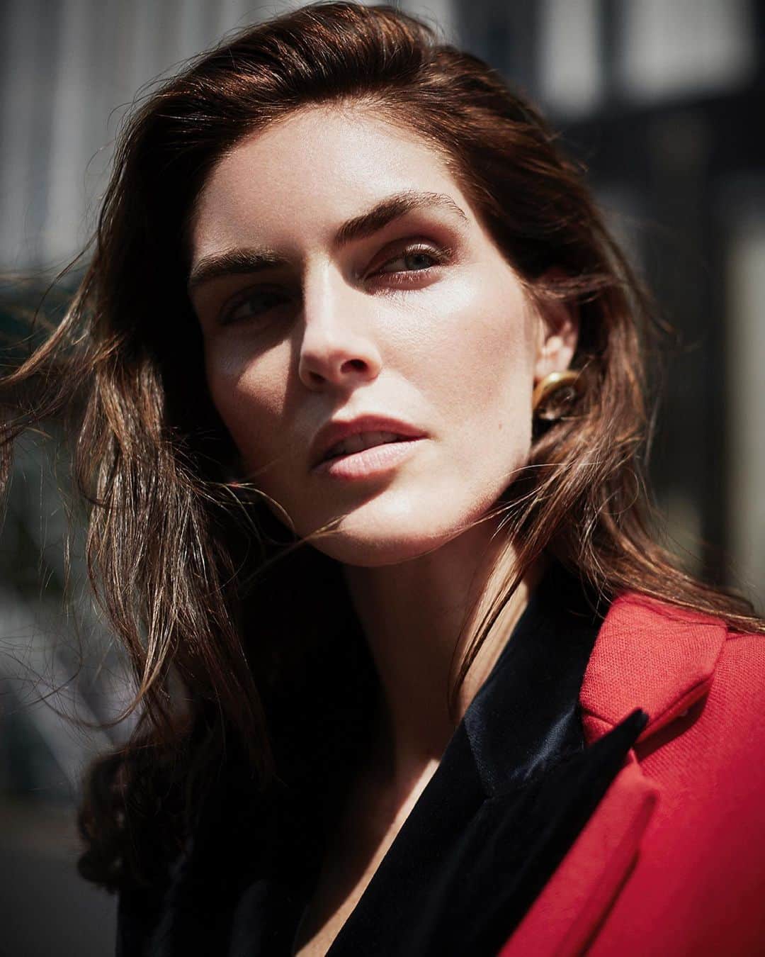 ヒラリー・ローダのインスタグラム：「Red story 💃🏻 @elle_italia @michaelsandersstudio」