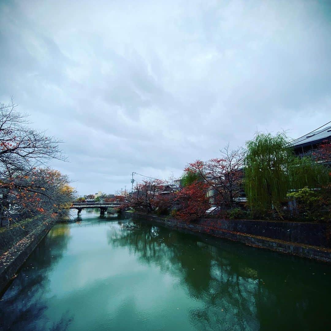 林信行さんのインスタグラム写真 - (林信行Instagram)「24 hours is not enough; I wish I could have stayed much longer in #Kyoto . 紅葉の #京都 もっと長く居たかった… #KyotoStation #Minamiza #HeianJingu  #autempsperdu #nodehotel #here」11月30日 10時15分 - nobihaya