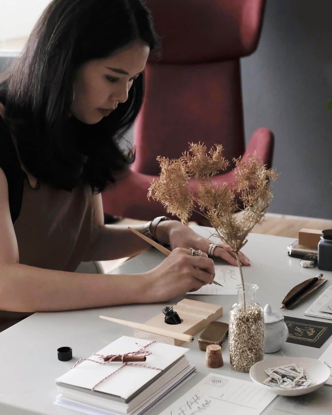 Veronica Halimさんのインスタグラム写真 - (Veronica HalimInstagram)「Yesterday’s Christmas workshop surrounded with all these beautiful furnitures from @haydesign by @bwifurniture at @museummacan — We had some fun making Christmas post cards for our loved ones. In collaboration with @kokken.id — #truffypi #vhcalligraphy #workshop #jakartaworkshop #calligraphyworkshop #calligraphyjakarta #christmasworkshop #moderncalligraphy #kaligrafina #creativeworkshops #カリグラフィー　#カリグラフィーワークショップ　#かりグラフィー #kokken」11月30日 10時19分 - truffypi