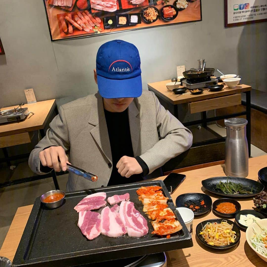 ホン・ヨンギさんのインスタグラム写真 - (ホン・ヨンギInstagram)「아...아침부터 죄송해요...✨✨ 삼겹살에 김치가 너무땡겨서.. 남편데리고 무작정 먹으러왔네요 🤘🏻 7년째 결혼생활이지만  한결같이 고기구워주는 남자.. 역시천사.. #주먹은왜쥐고있는가」11月30日 10時24分 - kisy0729