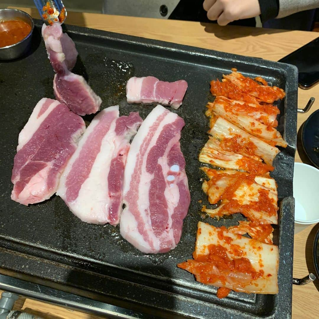 ホン・ヨンギさんのインスタグラム写真 - (ホン・ヨンギInstagram)「아...아침부터 죄송해요...✨✨ 삼겹살에 김치가 너무땡겨서.. 남편데리고 무작정 먹으러왔네요 🤘🏻 7년째 결혼생활이지만  한결같이 고기구워주는 남자.. 역시천사.. #주먹은왜쥐고있는가」11月30日 10時24分 - kisy0729