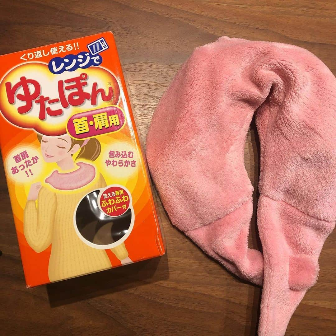 岡部玲子さんのインスタグラム写真 - (岡部玲子Instagram)「これが噂の⁉️Matt化⁉️ すっぴん髪の毛ボッサボサの私が…こんなんなった🤣 明け方寒すぎてブルブル震えながら今季初のゆたぽんを出し(2枚目)、ブルブル震えながらあったかカフェオレで休憩中にやってみて…自分の変わりっぷりにブルブル震えた🤣 仕事の準備の間に何してんの🤣？？ 翼まで背負って🤣  今日も寒いですねーっ‼️ でも最近お天気が悪かったから、昨日今日の晴れ🌞には気持ちが上がります☺️✨ #岡部玲子 #子育て #主婦 #アラフォーママ #タレント #レポーター #キャスター #アナウンサー #女子アナ #フリーアナウンサー #競馬キャスター #変身 #ブルブル #寒いよー #mama #talent #reporter #instagood #f4f #matt ##matt化 #びっくり #surprise」11月30日 10時26分 - reiko_okabe