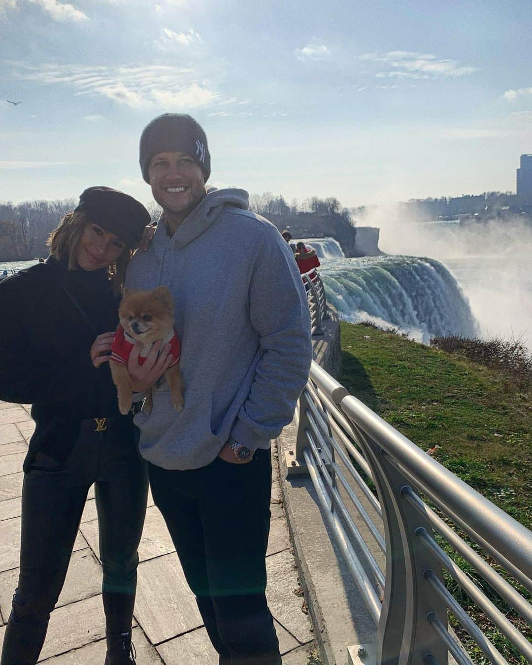 エリー・ゴンサルヴェスさんのインスタグラム写真 - (エリー・ゴンサルヴェスInstagram)「Niagara Falls family pics. 🦋」11月30日 10時31分 - ellie_gonsalves