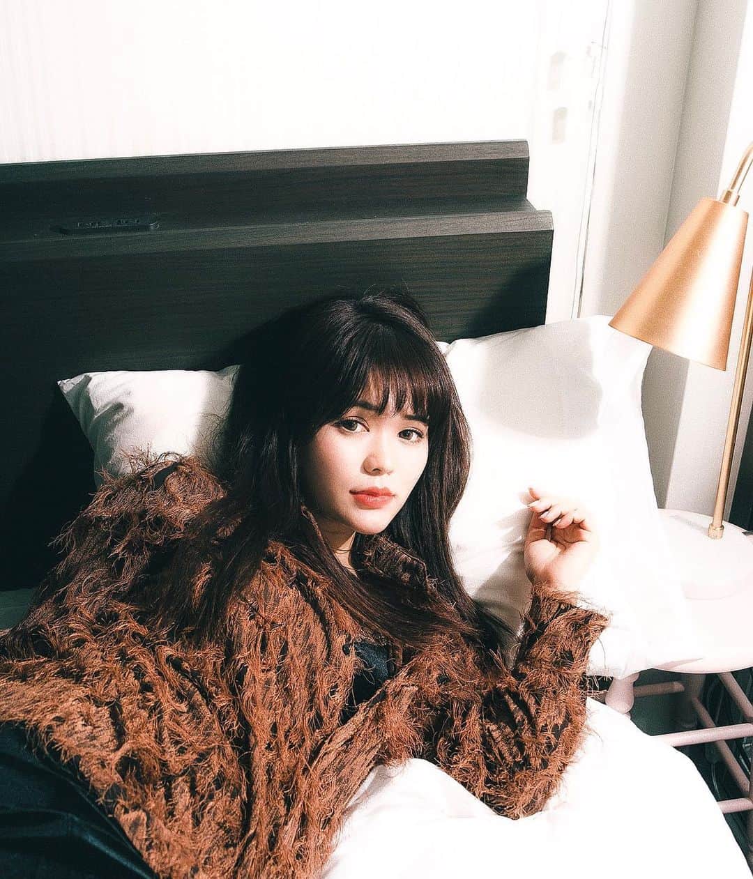 のインスタグラム：「Shoot by @masayuki_nitta 📷  ここ数日寒すぎて朝布団から出るのが 本当に大変…笑  #エンドレスぬくぬくしてたい #母の朝は休日でも早い笑」