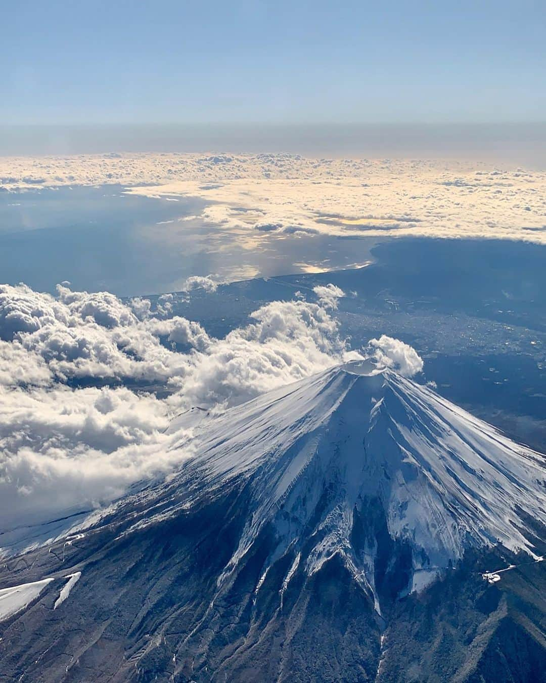 福西崇史さんのインスタグラム写真 - (福西崇史Instagram)「. 昨日の天気のおかげか、またすげ〜いいもん見えた🥺 . 雪が増えてて、また違った富士山🗻✨✨✨ . 今日もいい天気やからいいの見えるだろな〜🗻☀️ . さぁ〜気分あげていこ〜🙋‍♂️笑 . #富士山 #冬化粧 #天気よし #席よし #タイミングよし #気分上々 #周りの湖も綺麗だった #jal #また松山便 #instagood #instaphoto #mtfuji」11月30日 10時34分 - takashi_fukunishi