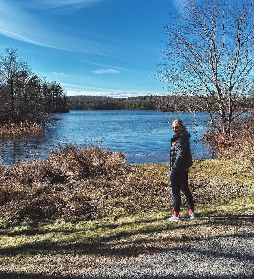 Katrin Tanja Davidsdottirさんのインスタグラム写真 - (Katrin Tanja DavidsdottirInstagram)「The BEST kind of morning ✨🏃🏼‍♀️☀️🍃 Long, easy run by the lake with this one - It was FREEZING let me tell ya’ 😜 but so beautiful. Kinda enjoying this cold actually before flying out to Dubai tmw night!」11月30日 10時46分 - katrintanja
