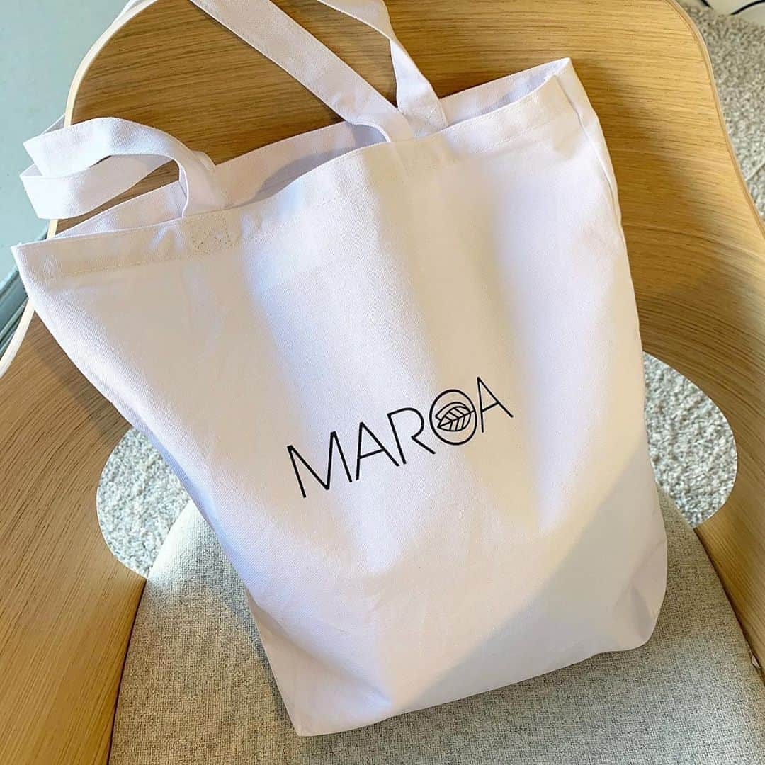 中林美和さんのインスタグラム写真 - (中林美和Instagram)「MAROA1周年キャンペーン🎁 皆様に支えられて沢山のお客様のおかげで 無事に1周年を迎えることができ、 本当に感謝の気持ちでいっぱいの11月でした✨  キャンペーンプレゼントのトートバッグも、 想像以上の反響を頂き、 発売日の当日に大急ぎで追加発注をかけるという 嬉しいスタートをきれ、 該当する全てのお客様に届けられるように頑張りました！ そして1周年記念キャンペーンは 本日を持ちまして終了させて頂きます。 まだ残り数時間あるのでこの機会に是非！ 5000円以上で送料無料、 オリジナルトートバッグプレゼント🎁 ご購入くださった皆様ありがとうございました！！ . #maroa#マロア#エイジングケア#シャンプー#ツヤ髪#マロアオイル#1周年記念　@maroa_organic」11月30日 10時47分 - miwanakabayashi