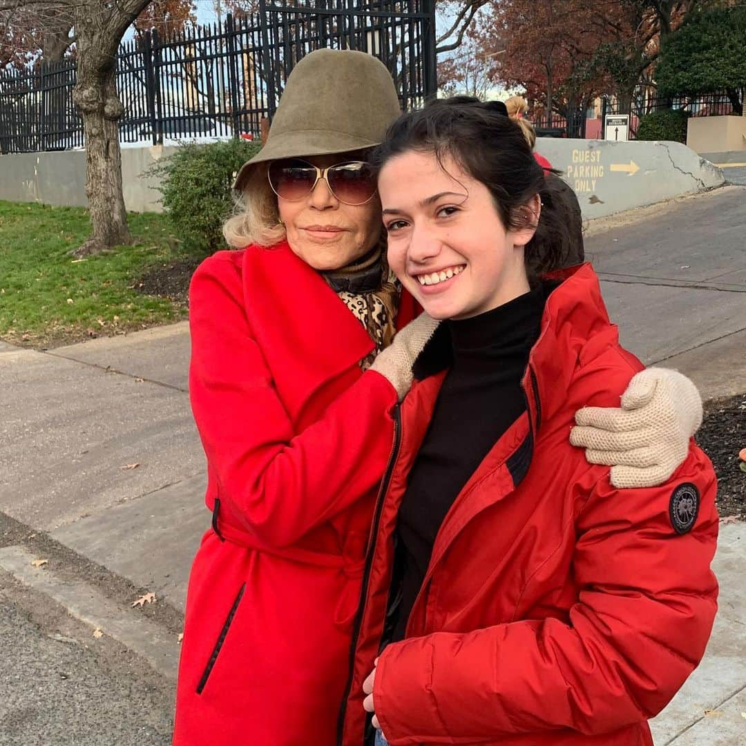 ジェーン・フォンダさんのインスタグラム写真 - (ジェーン・フォンダInstagram)「With my granddaughter Viva Vadim who got arrested with 38 others today. Follow @firedrillfriday to take action against climate change」11月30日 10時40分 - janefonda