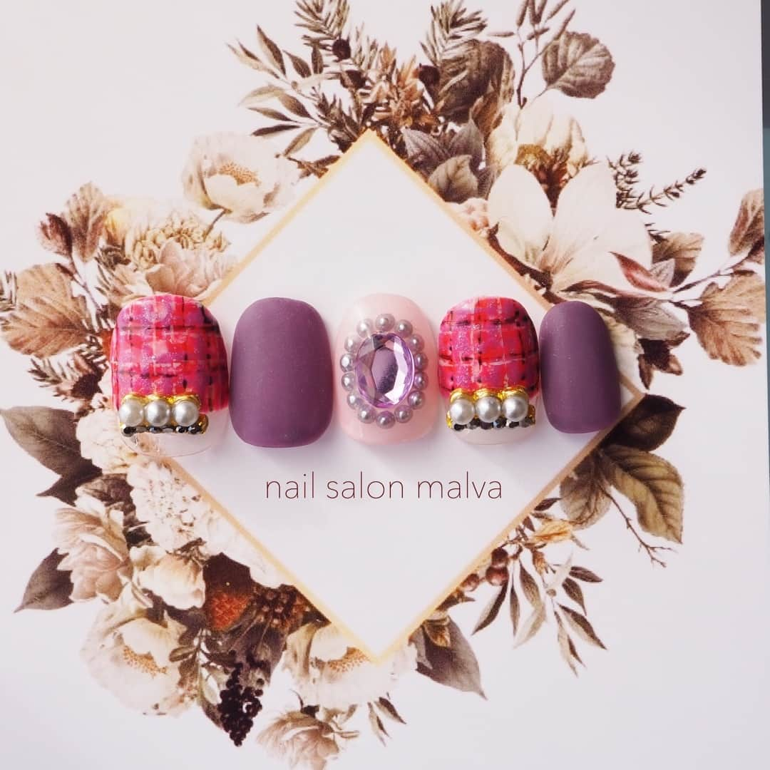 nailsalon malva（ネイルサロンマルヴァ）さんのインスタグラム写真 - (nailsalon malva（ネイルサロンマルヴァ）Instagram)「.·˖*✩⡱𝖶𝖨𝖭𝖳𝖤𝖱  𝖭𝖠𝖨𝖫 2019/2020.·˖*✩⡱⠀ ⠀ ⠀ 《ベーシックプラス107》⠀ ⠀ ⠀ピンク×パープルが可愛いデザイン♪⠀ ツイード柄やマットネイルなど異素材mixデザインで秋冬にもぴったり♪⠀ ⠀ ⠀ ⠀ ⠀ 𝐬𝐰𝐢𝐩𝐞で動画もご覧ください☺︎⠀ ⠀ ❄︎ .·˖❄︎⋆⋆｡˚ ❄︎* .·˖⡱❄︎｡⋆｡˚❄︎ .·˖❄︎⠀ ⠀ ♥ 𝐧𝐚𝐢𝐥 𝐬𝐚𝐥𝐨𝐧 𝐦𝐚𝐥𝐯𝐚 ♥⠀ ⠀ ⠀ ご予約はLINEから⠀ LINE ID→《@malvaで検索🔍》⠀ ⠀ キャンペーンネイル・料金表は⠀ HPからご覧ください✯*･ :.｡⠀ ▶︎http://www.malvanail.com/sp/⠀ ⠀  #malva#nailsalonmalva#ネイル#gelnail#nail#nailart#naildesign#nailstagram#beautysalonmalva#gel#ジェルネイル#ネイルデザイン#原宿ネイル#winter#蝶#ネイルチップ#森絵里香#malvaネイル#お洒落ネイル#ネイリスト募集#美甲#fashion#パールネイル#冬ネイル#네일#젤네일#甲油#指甲#beauty#ツイードネイル」11月30日 10時40分 - malva_nail