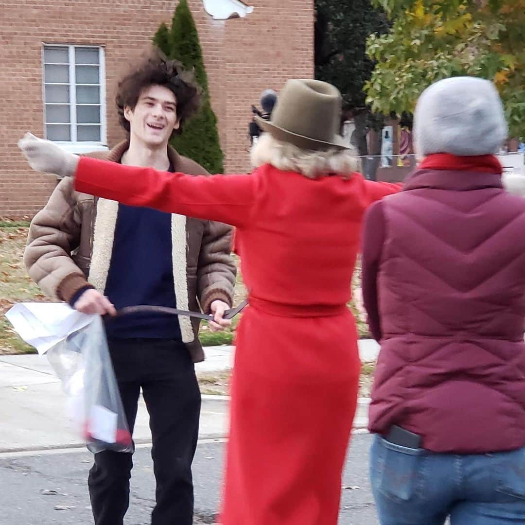 ジェーン・フォンダさんのインスタグラム写真 - (ジェーン・フォンダInstagram)「Greeting my grandson just leased after @firedrillfriday arrest for civil disobedience. Proud grandma」11月30日 10時41分 - janefonda