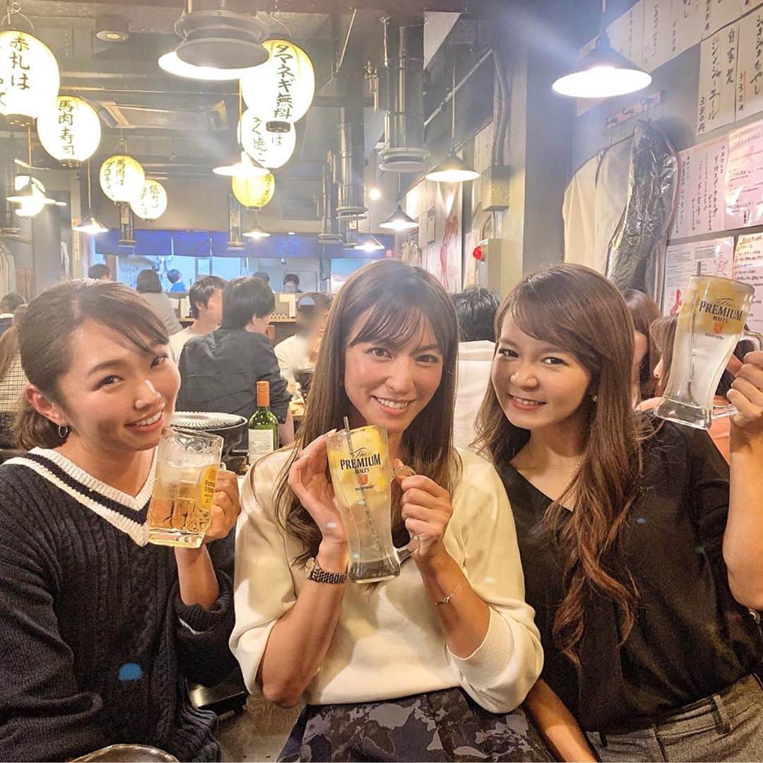 高沢奈苗さんのインスタグラム写真 - (高沢奈苗Instagram)「. 大好きなうまえびす❤️ . ゴルフ仲間で行ってきた〜✨ . 美味しいしヘルシーだしお値段もお手頃😍💛 . 私はトロたくとタンがお気に入り😋 . . 来週はNANAECUP⛳️ 頑張ってねと皆からお花のプレゼント貰って感動🥺🌹 . 受付に飾りたいから枯れないように持ち帰っだ後は家の冷蔵庫の中へ😛 ４日まで持ちますように😝 . . NANAECUPご参加される皆様へ 来週月曜日には組み合わせ表含めた最終案内を送ります。 遅くなって申し訳ありませんが、何卒よろしくお願いします🙏✨ . . . #うまえびす三軒茶屋 #うまえびす #馬肉 #馬肉専門店 #焼肉 #ホース #ゴルフ #ゴルフ女子」11月30日 10時44分 - nanaetakasawa