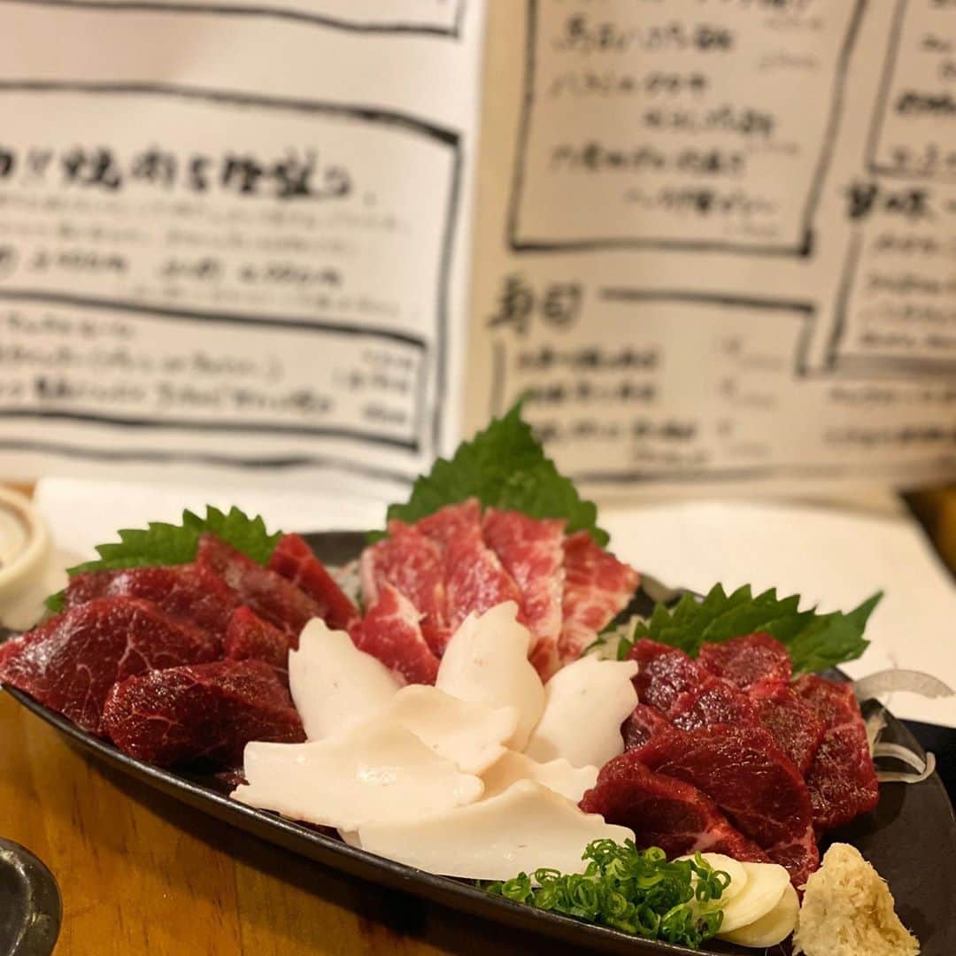高沢奈苗さんのインスタグラム写真 - (高沢奈苗Instagram)「. 大好きなうまえびす❤️ . ゴルフ仲間で行ってきた〜✨ . 美味しいしヘルシーだしお値段もお手頃😍💛 . 私はトロたくとタンがお気に入り😋 . . 来週はNANAECUP⛳️ 頑張ってねと皆からお花のプレゼント貰って感動🥺🌹 . 受付に飾りたいから枯れないように持ち帰っだ後は家の冷蔵庫の中へ😛 ４日まで持ちますように😝 . . NANAECUPご参加される皆様へ 来週月曜日には組み合わせ表含めた最終案内を送ります。 遅くなって申し訳ありませんが、何卒よろしくお願いします🙏✨ . . . #うまえびす三軒茶屋 #うまえびす #馬肉 #馬肉専門店 #焼肉 #ホース #ゴルフ #ゴルフ女子」11月30日 10時44分 - nanaetakasawa