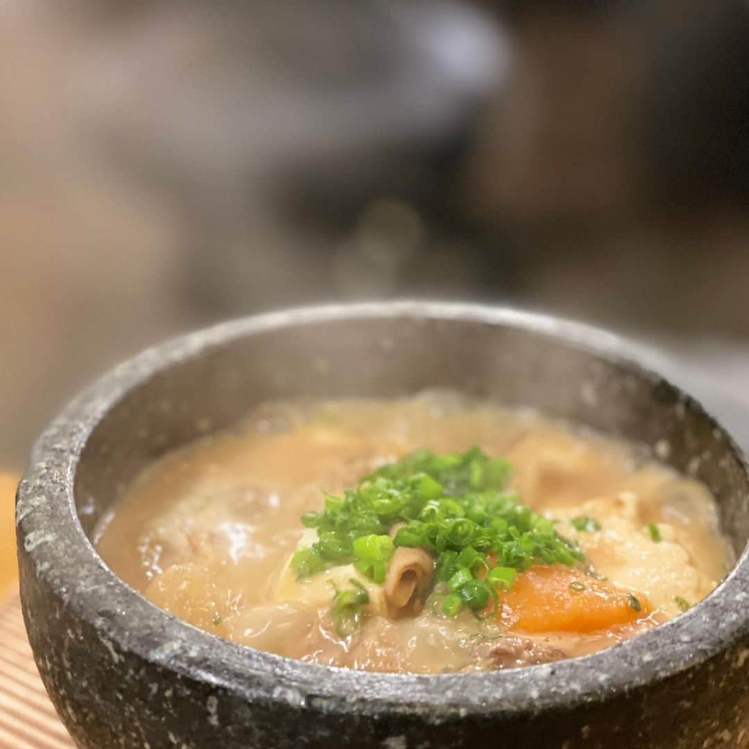 高沢奈苗さんのインスタグラム写真 - (高沢奈苗Instagram)「. 大好きなうまえびす❤️ . ゴルフ仲間で行ってきた〜✨ . 美味しいしヘルシーだしお値段もお手頃😍💛 . 私はトロたくとタンがお気に入り😋 . . 来週はNANAECUP⛳️ 頑張ってねと皆からお花のプレゼント貰って感動🥺🌹 . 受付に飾りたいから枯れないように持ち帰っだ後は家の冷蔵庫の中へ😛 ４日まで持ちますように😝 . . NANAECUPご参加される皆様へ 来週月曜日には組み合わせ表含めた最終案内を送ります。 遅くなって申し訳ありませんが、何卒よろしくお願いします🙏✨ . . . #うまえびす三軒茶屋 #うまえびす #馬肉 #馬肉専門店 #焼肉 #ホース #ゴルフ #ゴルフ女子」11月30日 10時44分 - nanaetakasawa