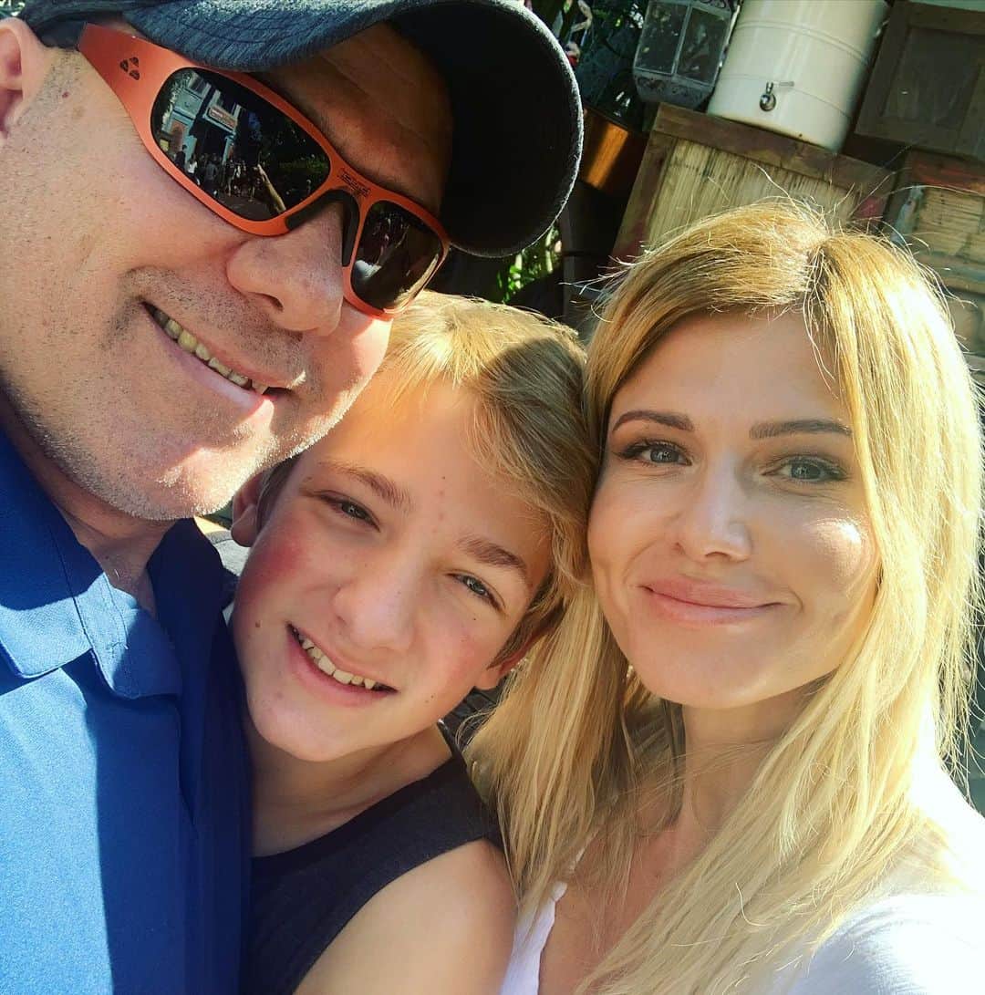 トリー・ウィルソンのインスタグラム：「. Words can’t describe how grateful I am to have even part of my fam here.❤️ . Disney all day. Happiest place on earth!」