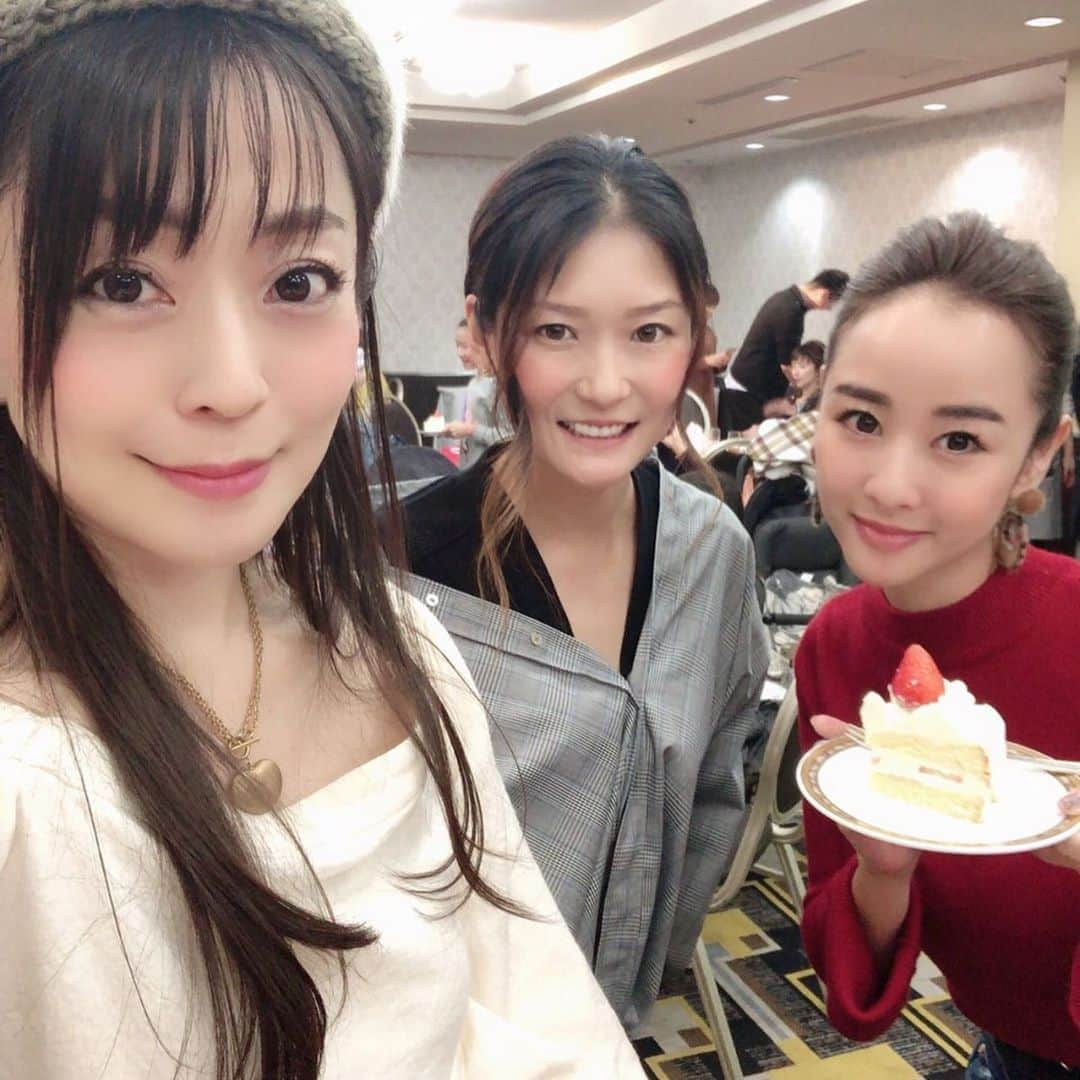 Sayaka.Mさんのインスタグラム写真 - (Sayaka.MInstagram)「. 今日はセイコーマートのクリスマスケーキ🎂の試食会に行ってきました。 . クリスマスケーキって、家族で食べるのもあるけど、子供達の集まりのパーティーであったり🎉登場してくるシーンも様々ですよね。 . 今回試食させていただいたのは5種類 なんとセイコーマートでは28種類ケーキを用意しているんだそうです😳 ケーキ店もびっくりな豊富なラインナップですよね。これにはびっくりしました。 . 試食したのは ①特製クリームのストロベリーケーキ ②生クリームケーキ ③チョコレートケーキ ④フルーツタルト ⑤バタークリームデコレーション . 私がとにかく注目していたのは、大好きな#モリエール 中道シェフ監修の特製クリームのストロベリーケーキ🍰 もうね、試食させていただいた中でも私は断然このケーキが好きでした。限定4000個 コンビニケーキとは思えなかったなー❣️ . 食べた中で、うちの子供達はこれ好きって言うだろうなっていうのがチョコレートケーキ . ②の生クリームケーキは中にピーチがサンドされているんだけど、リーズナブルさにビックリのセイコーマートで毎年一番人気のケーキ✨ちなみに今年は12月4日までの予約で、全てのケーキ200円引き。生クリームケーキ4号は早割で予約したら1000円ぐらいで買えちゃう財布にも嬉しい一品。幼稚園のお友達とのクリスマスパーティーに持って行こうかな🎄 . 皆さんも様々なシーンでセイコーマート使ってみてはどうですか？ ちなみにオードブルも出ていました、一箇所で全部揃っちゃう❤️ママもクリスマスは休憩してもいいね😌 . . =============== 私の食べ歩きの記録は Gourmet food information 제 외식기록 ↓↓↓ #sayaka動画 =============== . #セイコーマート #セコマ #セコマでクリスマス #PR #札幌ママ #北海道ママ #札幌子連れ #札幌子連れランチ #札幌ママと繋がりたい #クリスマス #クリスマスパーティー #クリスマスレシピ #パーティー #クリスマスコスプレ #サンタクロース #札幌 #札幌市 #さっぽろ #クリスマスケーキ #スイーツ女子 #スイーツ男子 #スイーツ #パーティーメニュー #幼稚園 #幼稚園ママ #ケーキ大好き #ケーキ #sapporo」11月30日 10時51分 - insta.sayaka