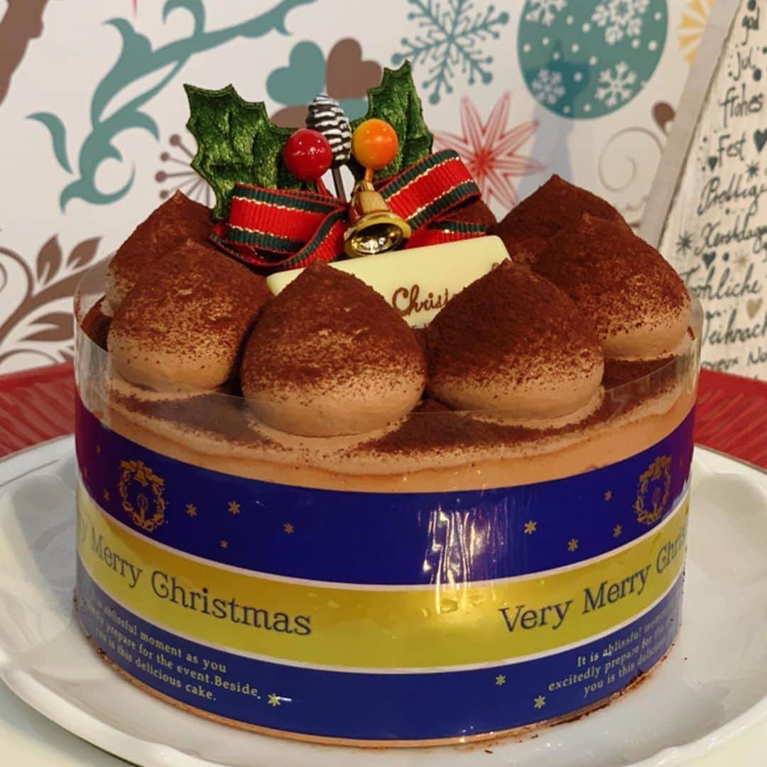 Sayaka.Mさんのインスタグラム写真 - (Sayaka.MInstagram)「. 今日はセイコーマートのクリスマスケーキ🎂の試食会に行ってきました。 . クリスマスケーキって、家族で食べるのもあるけど、子供達の集まりのパーティーであったり🎉登場してくるシーンも様々ですよね。 . 今回試食させていただいたのは5種類 なんとセイコーマートでは28種類ケーキを用意しているんだそうです😳 ケーキ店もびっくりな豊富なラインナップですよね。これにはびっくりしました。 . 試食したのは ①特製クリームのストロベリーケーキ ②生クリームケーキ ③チョコレートケーキ ④フルーツタルト ⑤バタークリームデコレーション . 私がとにかく注目していたのは、大好きな#モリエール 中道シェフ監修の特製クリームのストロベリーケーキ🍰 もうね、試食させていただいた中でも私は断然このケーキが好きでした。限定4000個 コンビニケーキとは思えなかったなー❣️ . 食べた中で、うちの子供達はこれ好きって言うだろうなっていうのがチョコレートケーキ . ②の生クリームケーキは中にピーチがサンドされているんだけど、リーズナブルさにビックリのセイコーマートで毎年一番人気のケーキ✨ちなみに今年は12月4日までの予約で、全てのケーキ200円引き。生クリームケーキ4号は早割で予約したら1000円ぐらいで買えちゃう財布にも嬉しい一品。幼稚園のお友達とのクリスマスパーティーに持って行こうかな🎄 . 皆さんも様々なシーンでセイコーマート使ってみてはどうですか？ ちなみにオードブルも出ていました、一箇所で全部揃っちゃう❤️ママもクリスマスは休憩してもいいね😌 . . =============== 私の食べ歩きの記録は Gourmet food information 제 외식기록 ↓↓↓ #sayaka動画 =============== . #セイコーマート #セコマ #セコマでクリスマス #PR #札幌ママ #北海道ママ #札幌子連れ #札幌子連れランチ #札幌ママと繋がりたい #クリスマス #クリスマスパーティー #クリスマスレシピ #パーティー #クリスマスコスプレ #サンタクロース #札幌 #札幌市 #さっぽろ #クリスマスケーキ #スイーツ女子 #スイーツ男子 #スイーツ #パーティーメニュー #幼稚園 #幼稚園ママ #ケーキ大好き #ケーキ #sapporo」11月30日 10時51分 - insta.sayaka