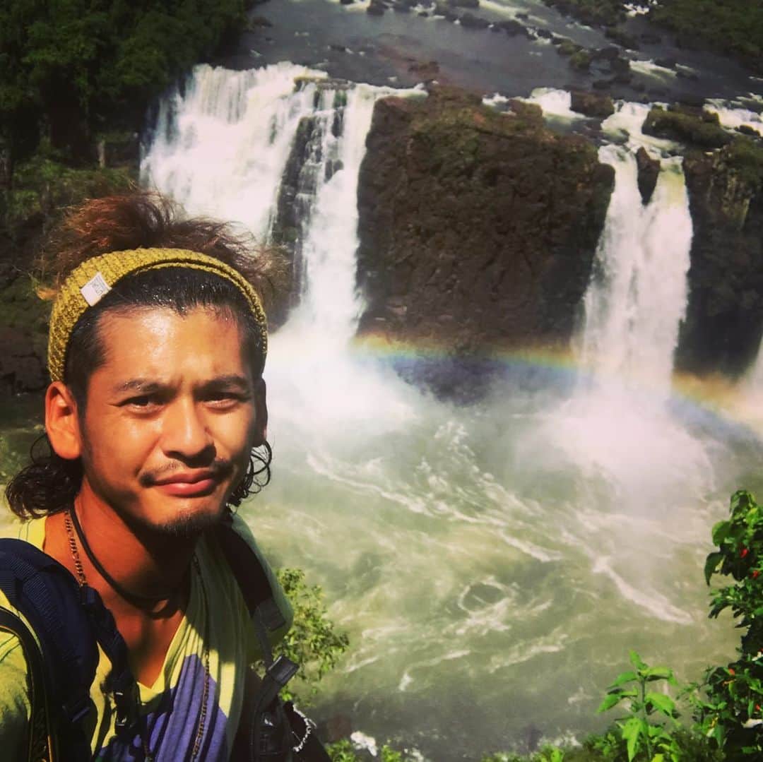 五十嵐恭雄さんのインスタグラム写真 - (五十嵐恭雄Instagram)「#イグアスの滝 にイギマスと思ってから時間がかかりましたが行ってきました🚶‍♂️ パラグアイ🇵🇾からブラジル🇧🇷に入国して行ってきましたー！本当はチリ🇨🇱側からも見たかったのですが、今度にとっておこうと。  #滝　#虹 のコラボも見れたので、滝2時間見てきました。📸 近くで見ると本当やばくて、自分がトイレで見る滝と全然違いましたとさ。🙏 #ブラジル ＃brazil #イグアス #iguazu  #旅 #旅人 #南米 #trip #tripper #photographer」11月30日 10時57分 - yasuo_ikarashi_