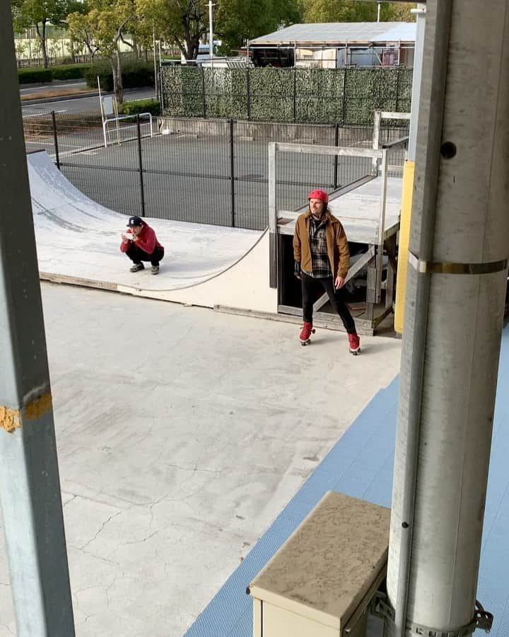 安床武士のインスタグラム：「This is how he roll🤘 Thanks for coming @_ragnaroll !! 今スペインでローラースケート熱が上がってきているみたいです！ 1足ゲットしようかな🤔 @goodskates_inc  #gskatepark #goodskates #rollerskating #rollerskates #ローラースケート」