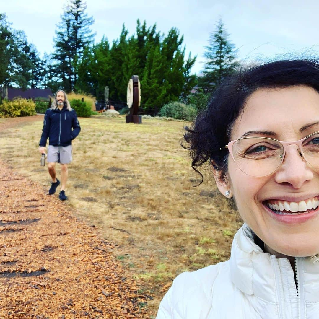 リサ・エデルシュタインさんのインスタグラム写真 - (リサ・エデルシュタインInstagram)「Hope everyone has had a bit fresh air this weekend.  We journeyed down the west coast where storms washed fires away and covered dry grasses with snow. Thank you #sanfrancisco #bigsur Also: Robert is in workout clothes #workoutclothes not fashion. What did you get up to?」11月30日 10時58分 - lisaedelstein