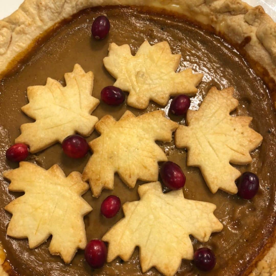 T・J・サインのインスタグラム：「Okay okay! My sister Katie made this pumpkin pie. 🥧. The homemade one i made is the last pic. What?! I like burnt things! 🥵🤪😂 HAPPY THANKSGIVING 🍁」