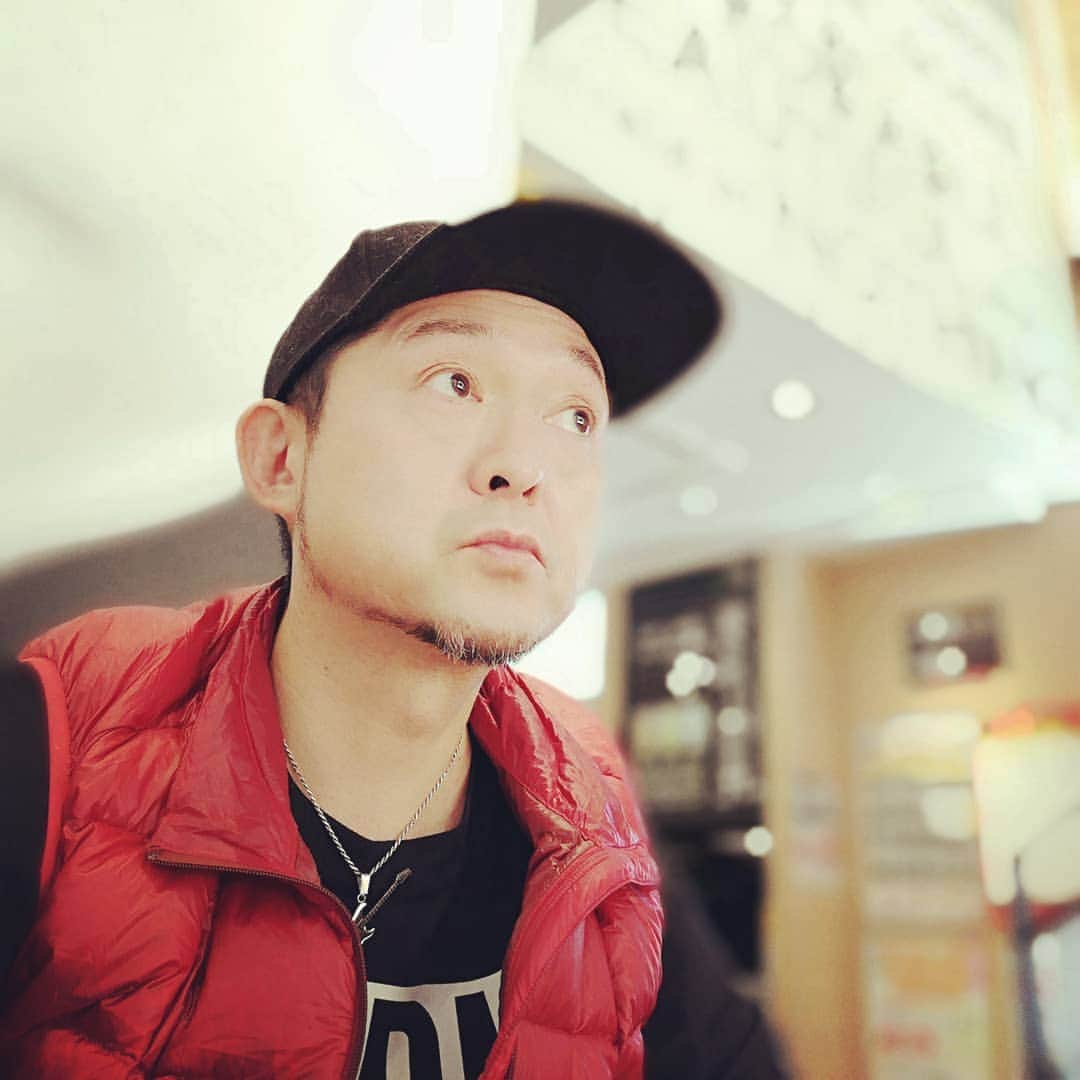 松本隆博のインスタグラム：「。 本当は今日のLIVE終えてから 書こうと思ってたんだけど、 きっと終えてもバタバタしてる だろうから今書く。 今日で11月が終わる。毎年言って るんだけどこの月は松本隆博の 一番の活動期間だ。ここ8年位 はいつも「目標は死なない事」 と言っている様に今年もかなり の激務でした。 貧血で病院行った事もあるし ホテルを延長宿して部屋に 医者を呼んだ日もあった。 でもあんしんして、どれも！ 「過労です」でした(^o^)/ そして、やり切って本日が 11月の仕上げだ。 来月12月は…今数えたら 14案件で楽笑だ\(*ˊᗜˋ*)/。 11月の半分以下だ。^^; 僕はまったく元気だし死ぬまで この仕事をやり切る決意だし、 毎年思う、僕のリスクは、健康 だけだ。健康さえ保ってたら 日本一の…… 講演コンサート式シンガーソングライターになれる。  正月はゆっくり何処かで冬眠 したいなぁ。。。。。 ほんとみんな！ 有難ういつも応援してくれて有難ういつもSNS見てくれて有難うコメントくれて有難う、LIVE来てくれて有難う、プレゼントくれて有難う、送ってくれて有難う、握手してくれて有難う、声掛けてくれて有難う、ぶっ買ってくれて有難う、そしてスタッフのみんな、いつもフォローしてくれて有難う、ボクの落ち度を拾ってくれて有難う、大丈夫ですよ！って勇気付けてくれて有難う、飯でも奢ってくれて有難う、、、 これからもその、有難うをくれるよね？有難う。 ～人生遊歩道～ ～人生遊歩道～」