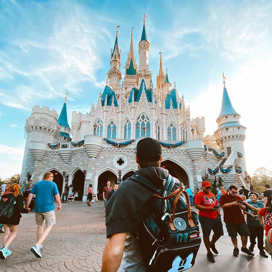 ギド・ページャのインスタグラム：「Está terminando un nuevo dísney y como siempre me voy con mucha energía y feliz de poder disfrutar una vez más del lugar que amo. Gracias @waltdisneyworld por la magia de siempre. #disneyholidays #juntosendisney」