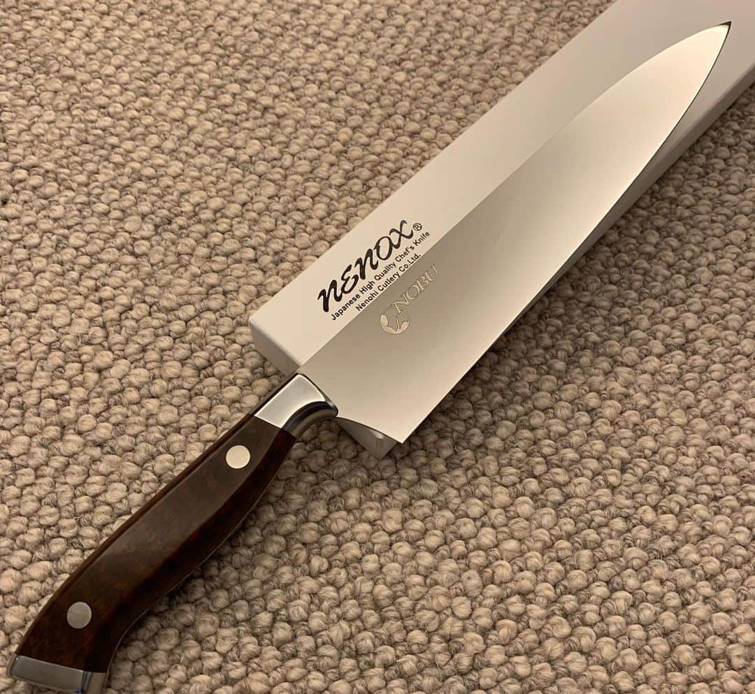 松久信幸さんのインスタグラム写真 - (松久信幸Instagram)「A knife with a soul 🔪. Thank you for @nenohi.official  @korinknives #nobupose👈👉」11月30日 11時12分 - therealnobu