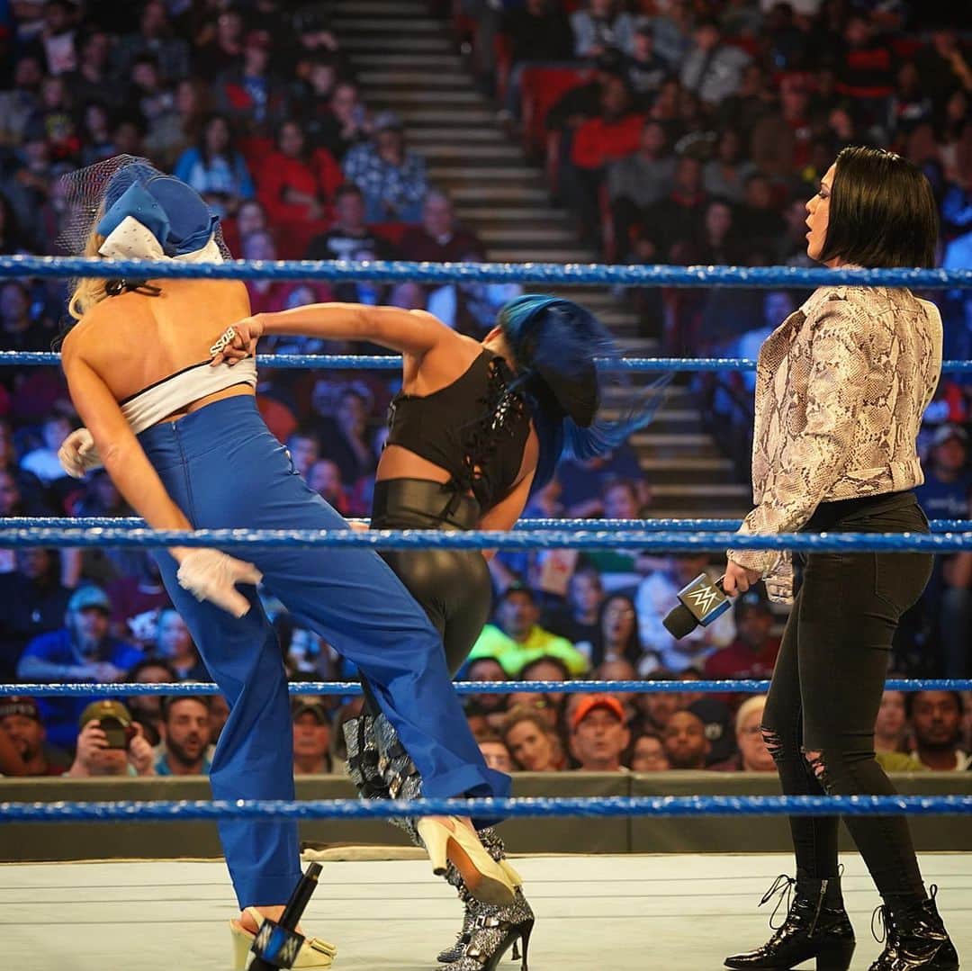 WWEさんのインスタグラム写真 - (WWEInstagram)「With a #WomensRight, @laceyevanswwe took out #TheBoss @sashabankswwe as @itsmebayley looked on! #SmackDown」11月30日 11時12分 - wwe