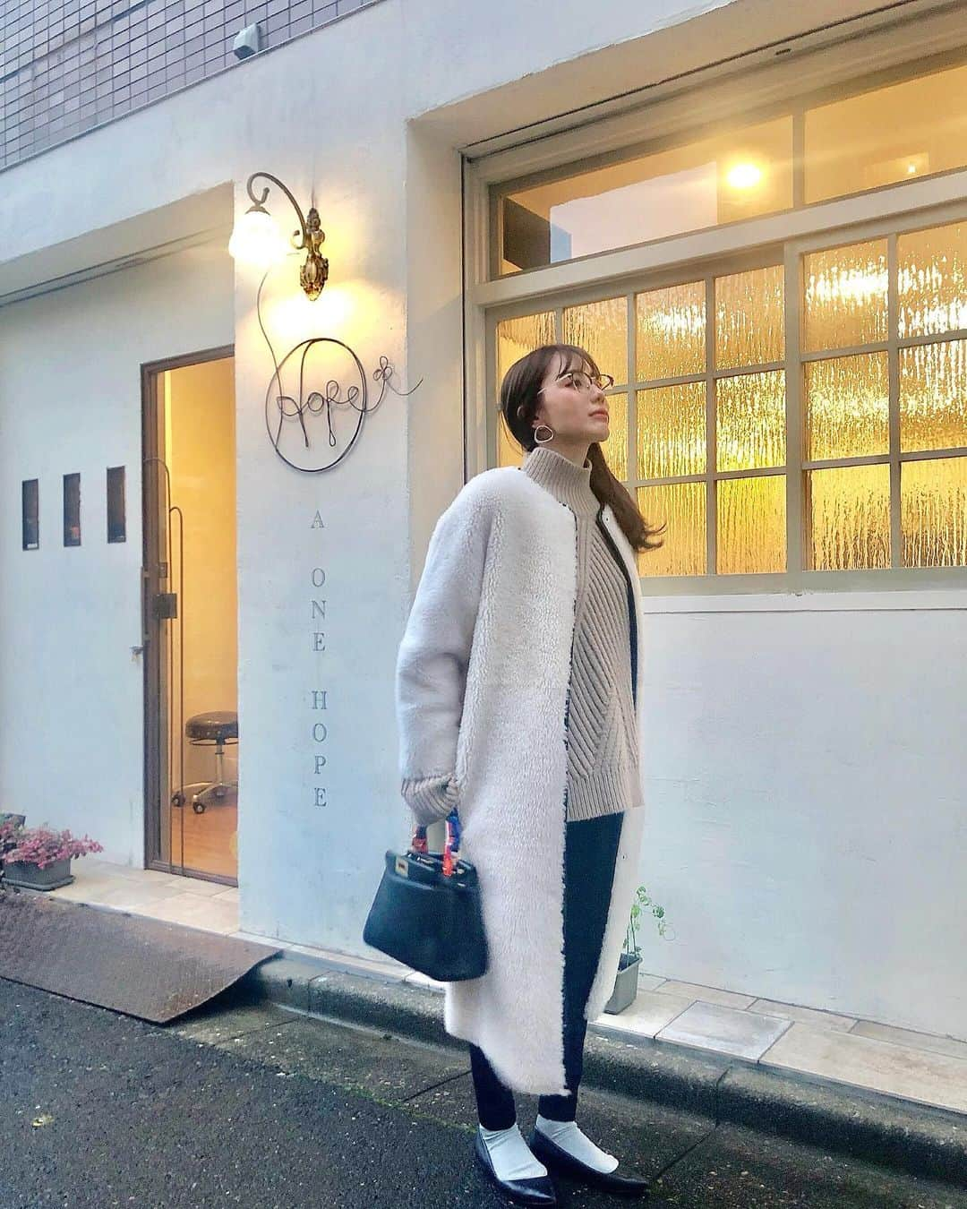 Aoiさんのインスタグラム写真 - (AoiInstagram)「コートの季節がやってきた☺️ 去年に引き続き今年もよろしくね🐏  coat @fray_id  knit @dholic_official  pants @zara shoes @balenciaga  bag @fendi  #fashion#ootd#cord#cordinate#frayid #uniqlo #dholic#balenciaga #fendi#zara#プチプラ#大人カジュアル」11月30日 11時08分 - aoioa